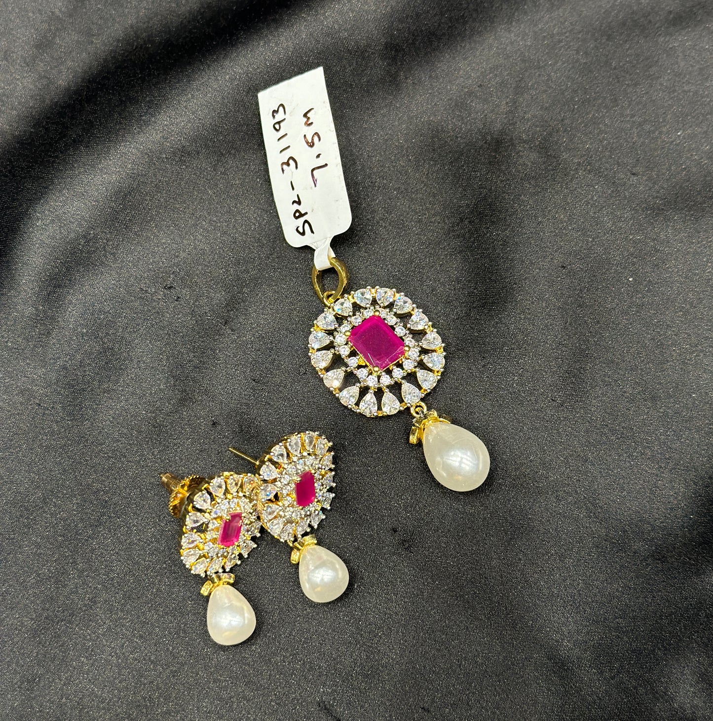 31193 Diamond look pendant set