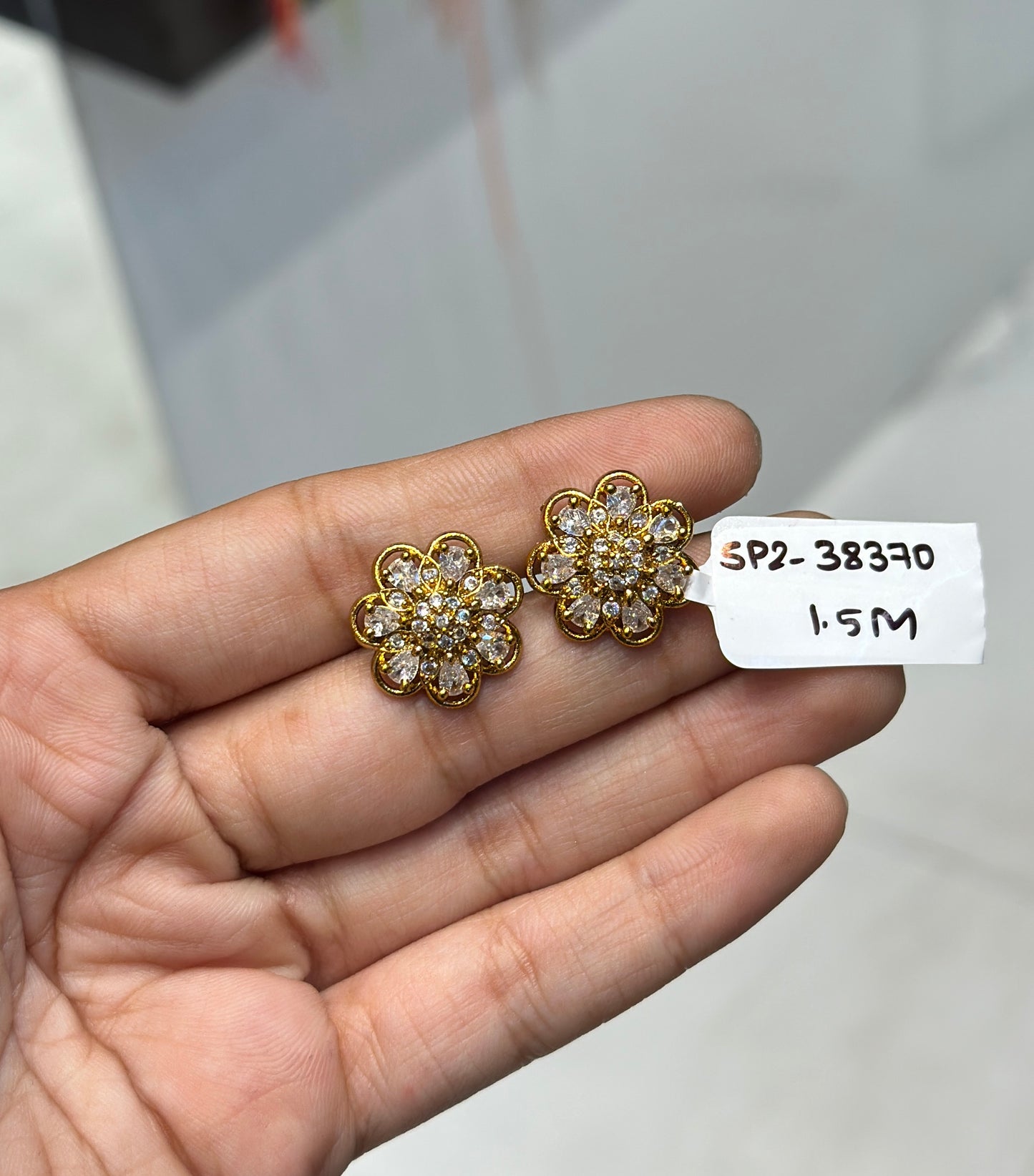 38371 Gold polish studs