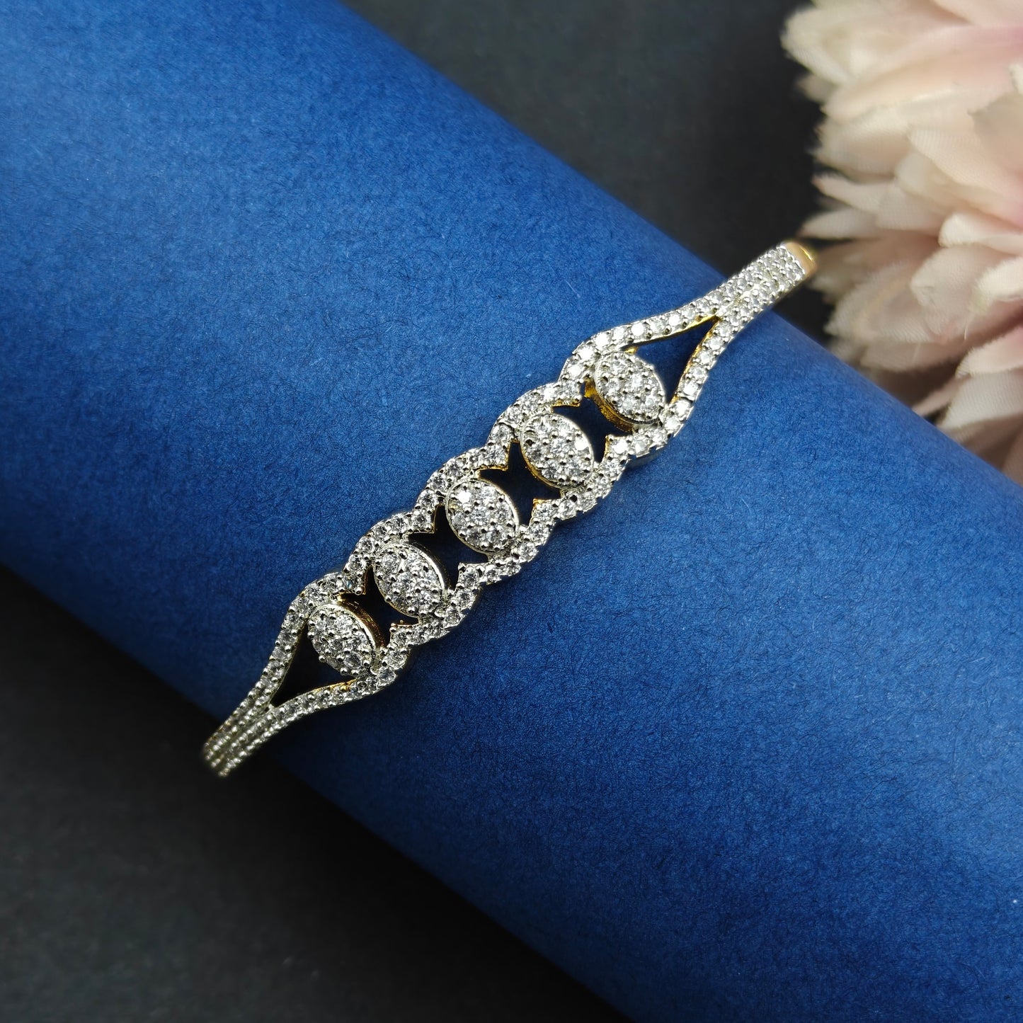 38848 GJ openable bracelet