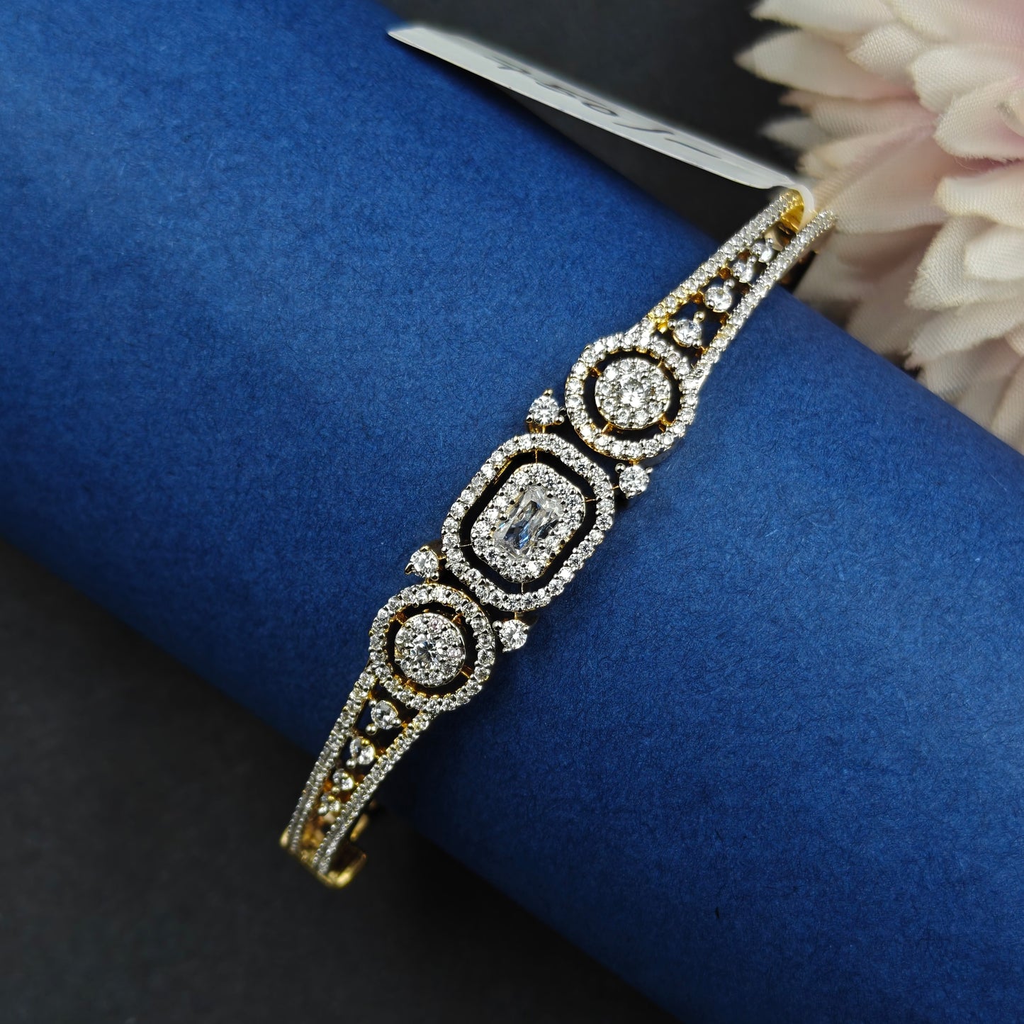 39896 Diamond Look Openable bracelet