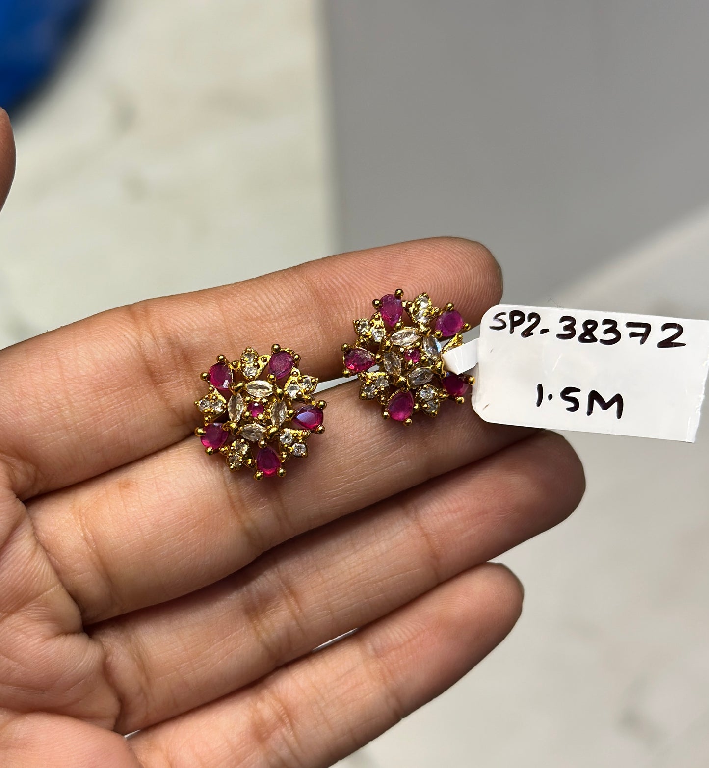 38372 Gold polish studs