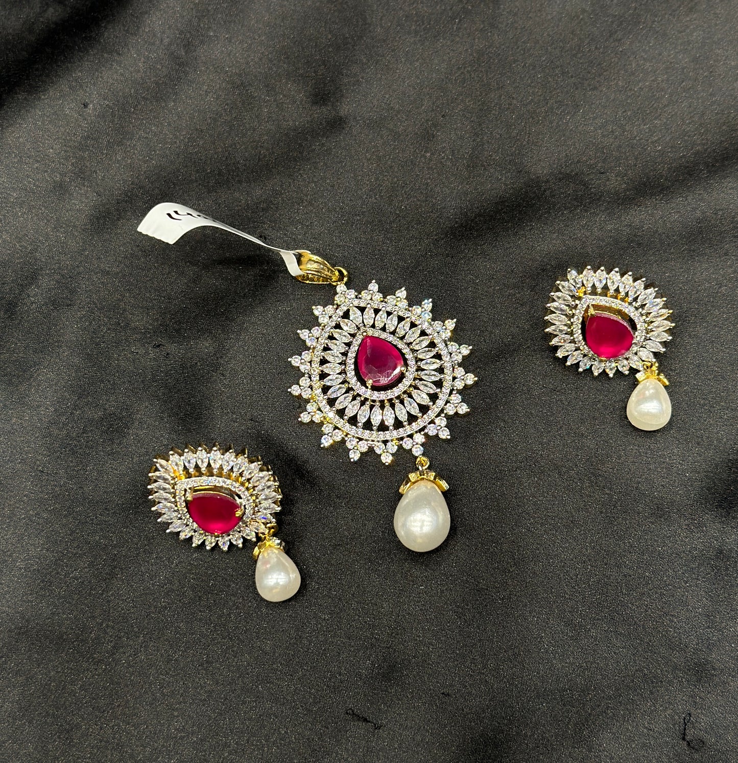 33646 Diamond look pendant set