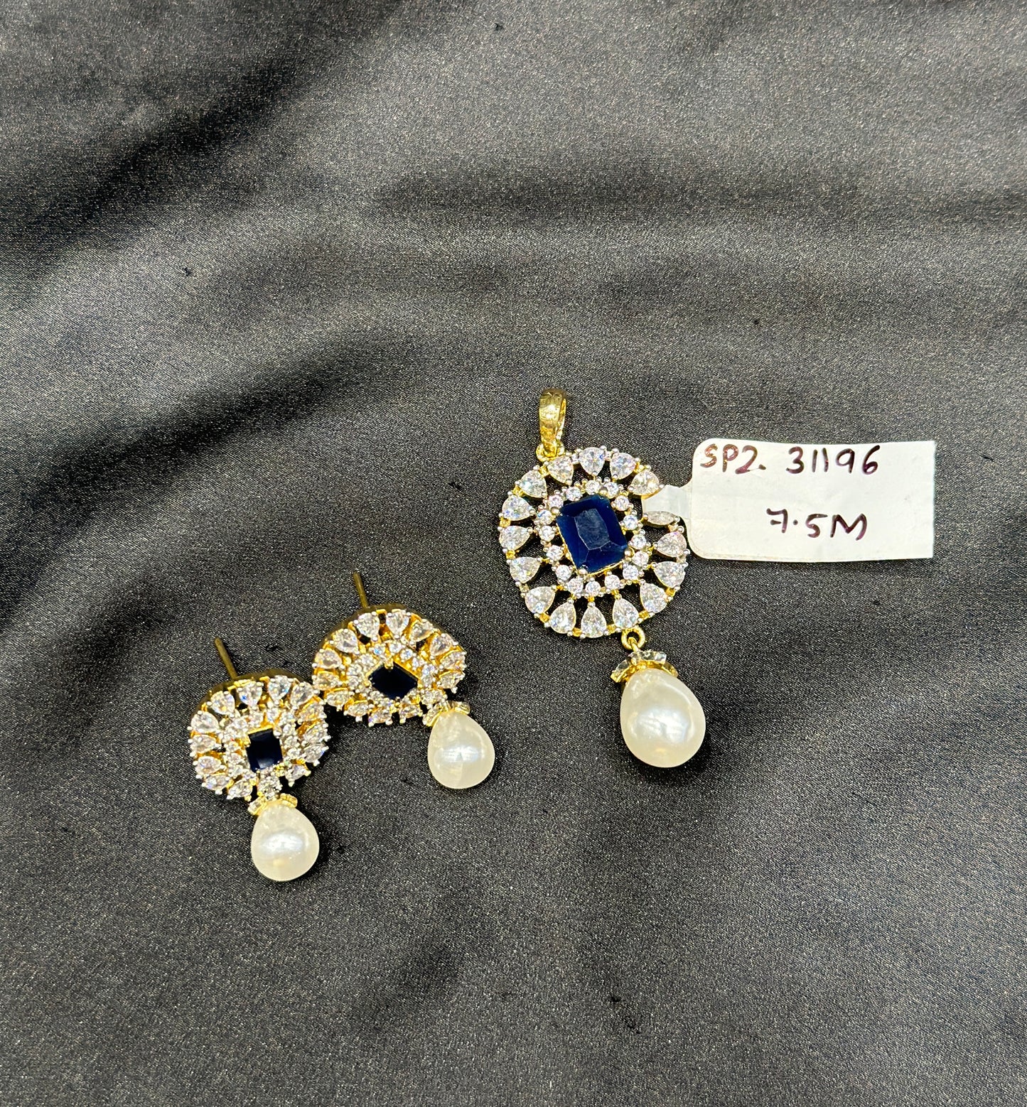 31196 Diamond look pendant set