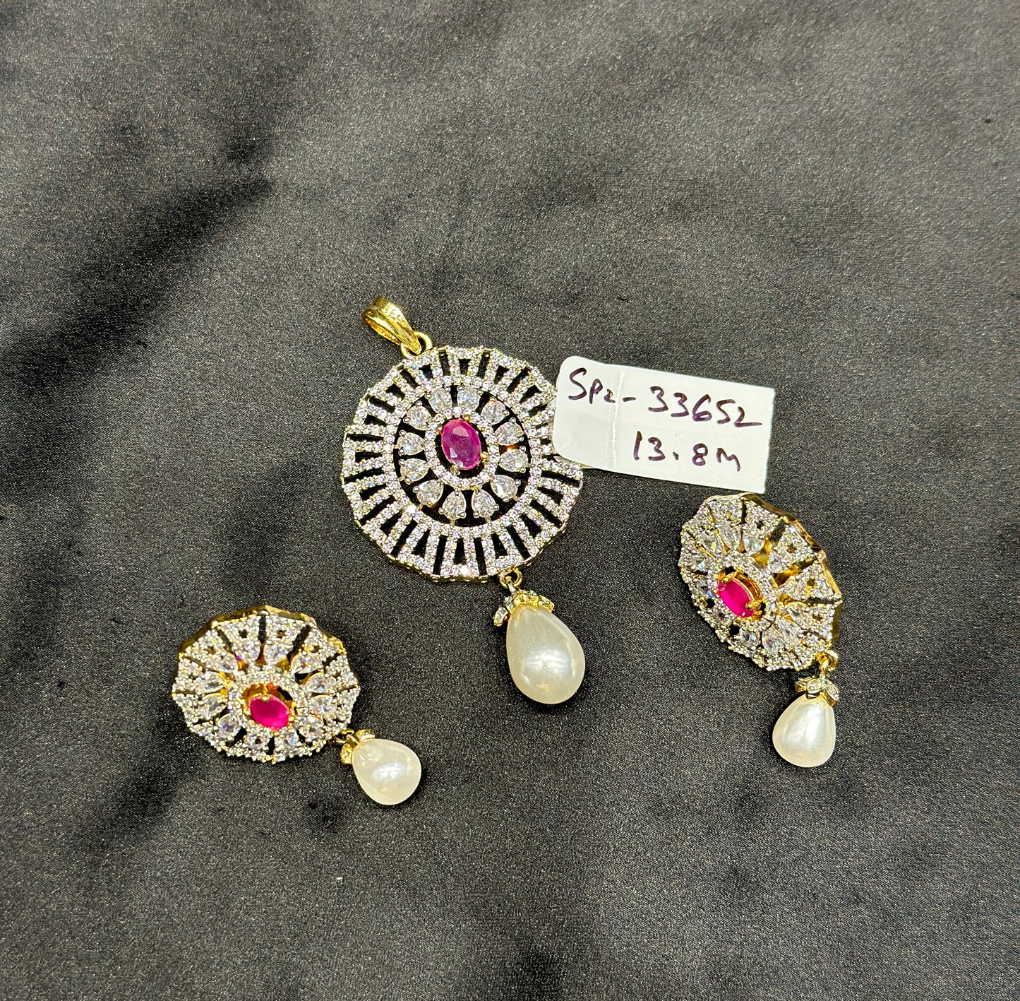 33652 Diamond look pendant set