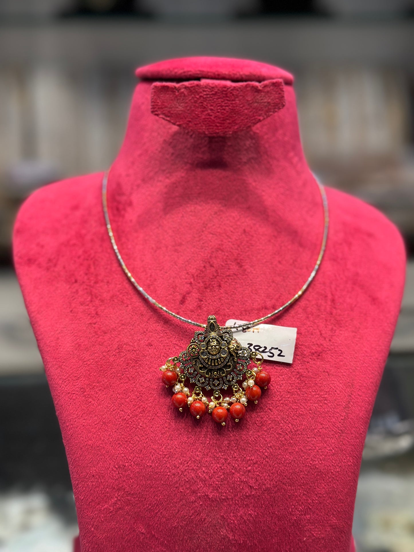 38252 Locket with chain