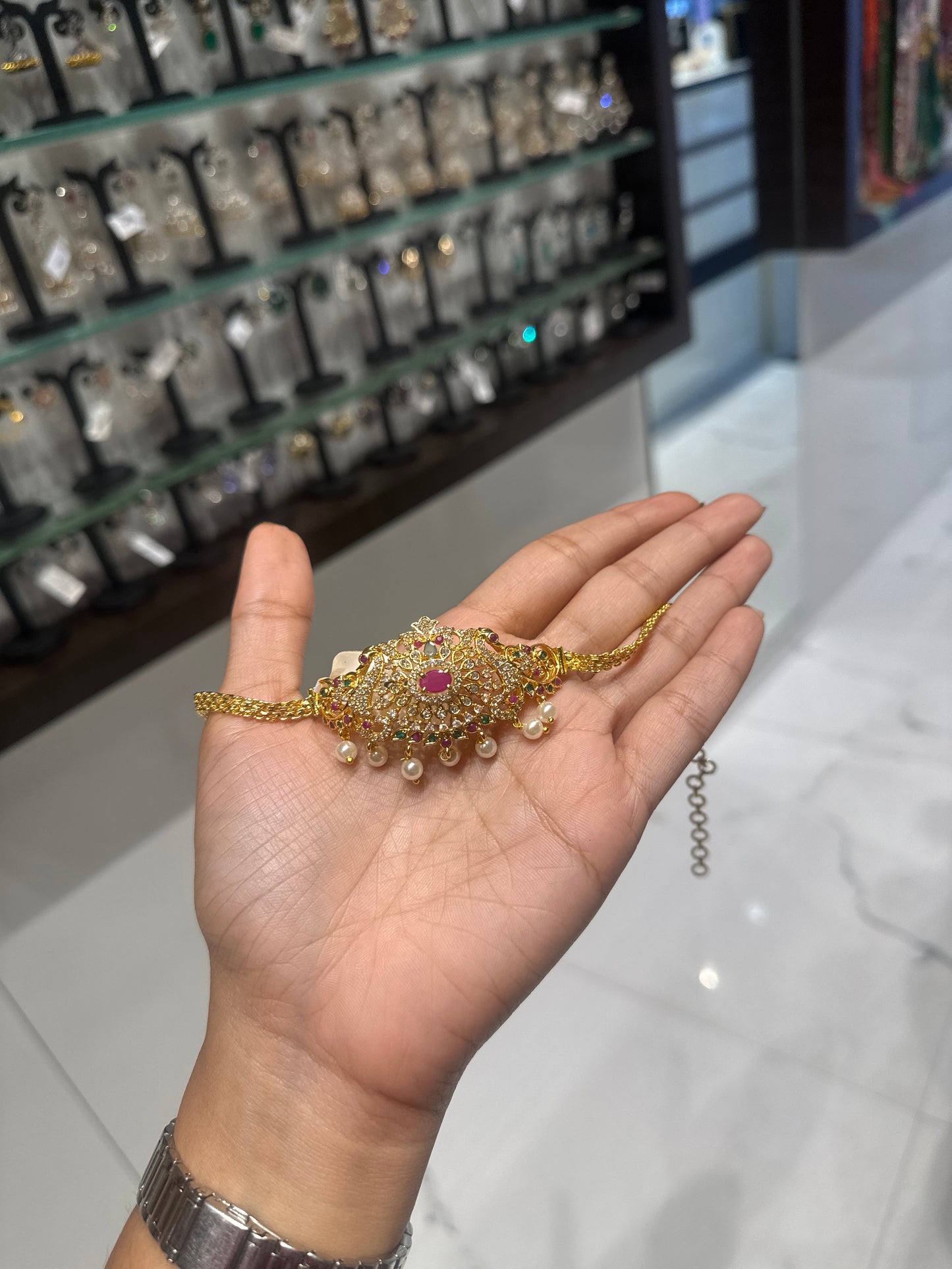 22205 Peacock armchoker