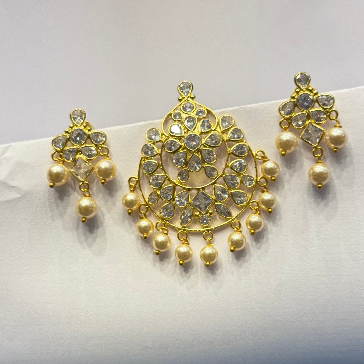 41309 Uncut stones full white pendant set with screwback earrings