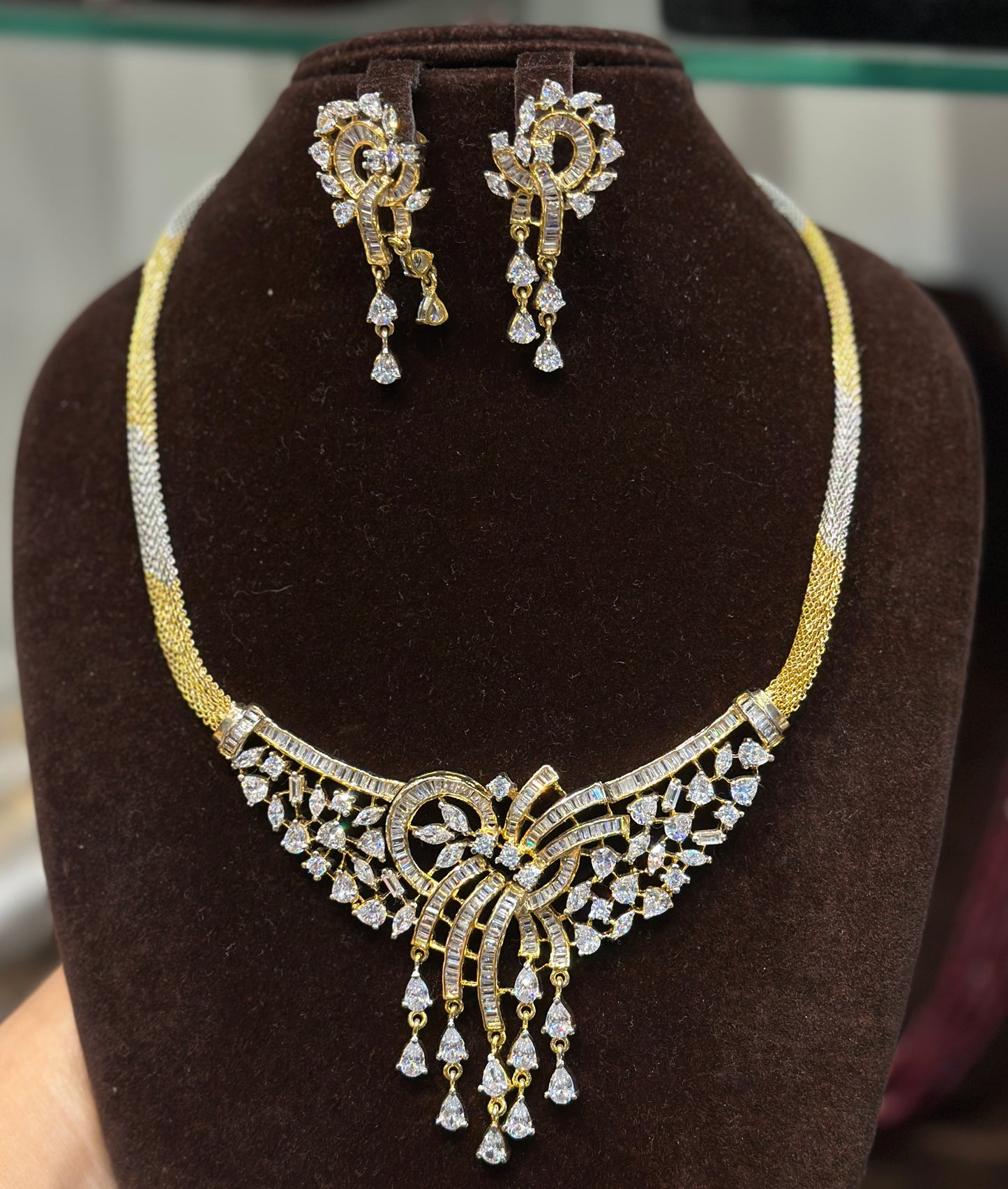 13183 Fancy necklace with screwback earrings