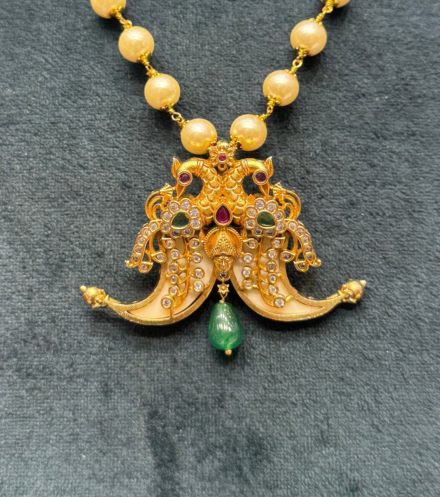 39060 double peacock tiger nail with Pearl Mala