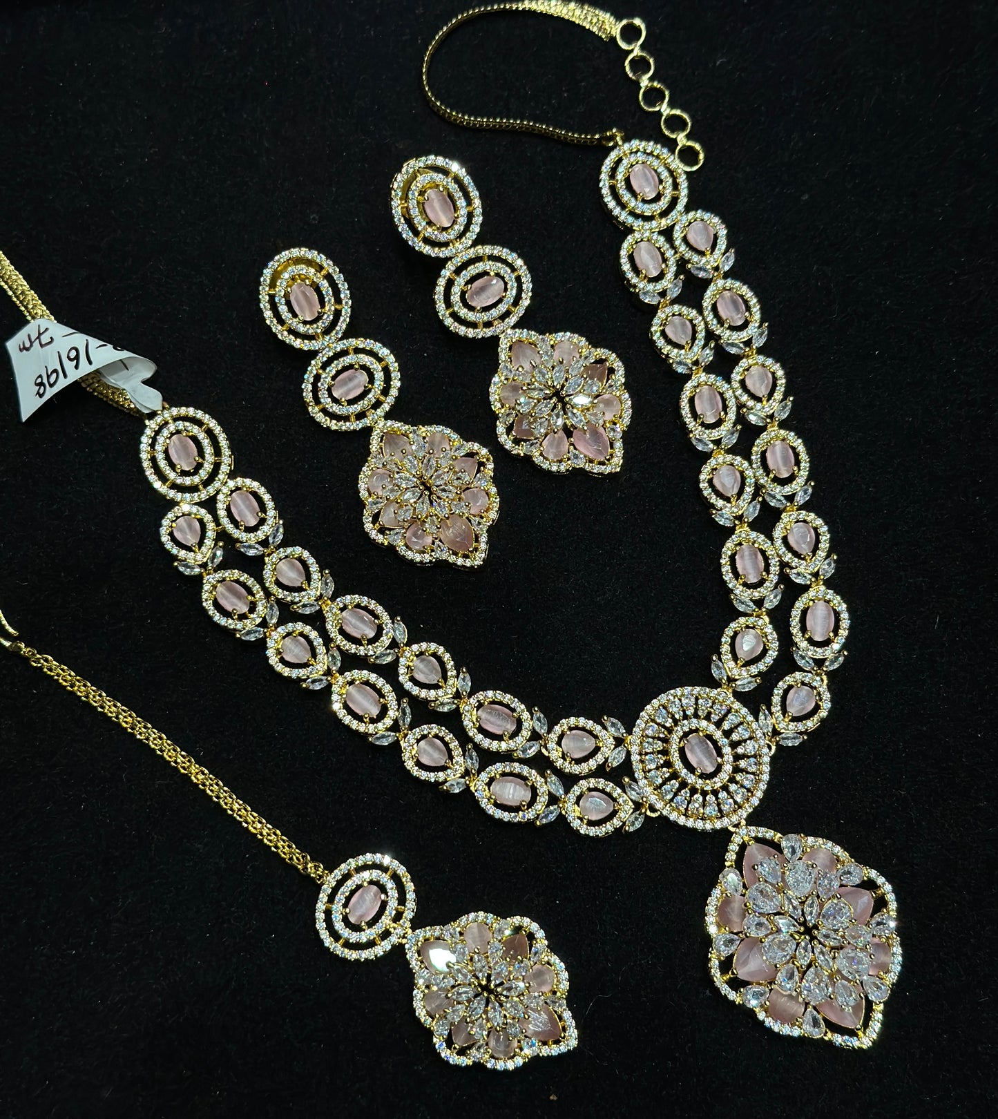 gold polish necklace with maangtika