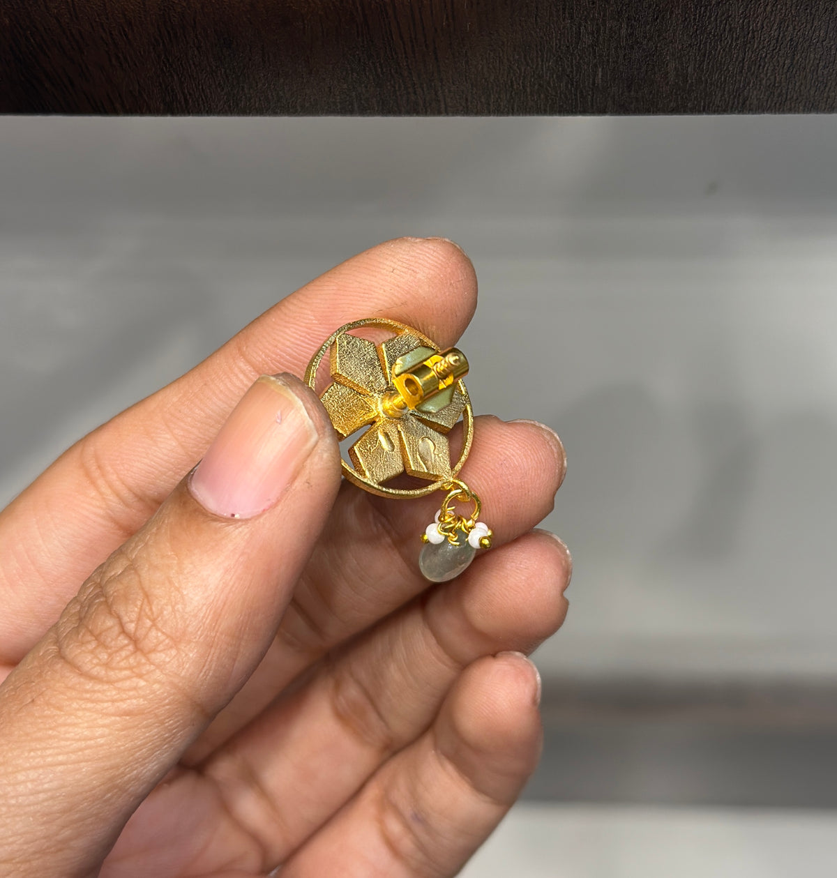 Close-up of Jadau Kundan Studs SP-37218 kundan stud earrings for ethnic wear