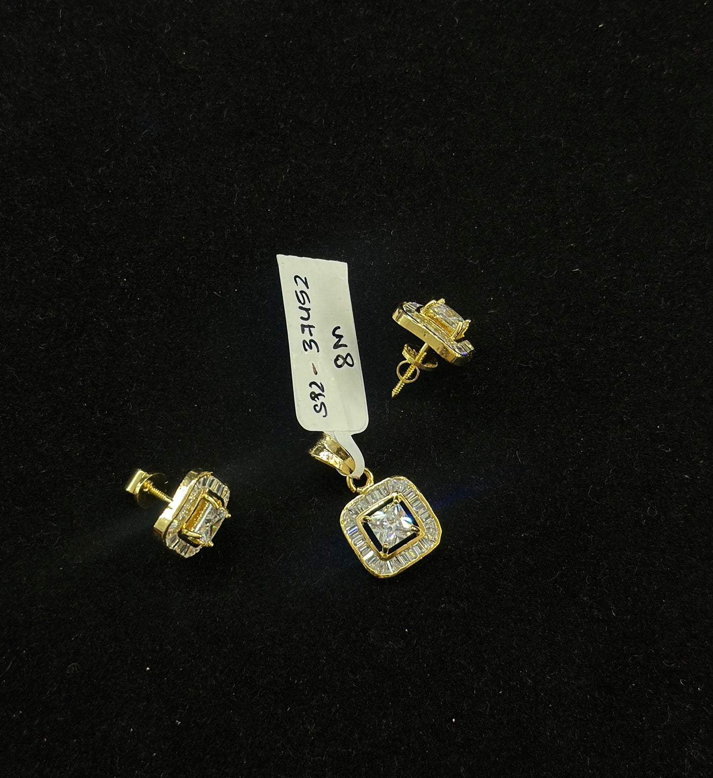 37452 Pendant set with screwback