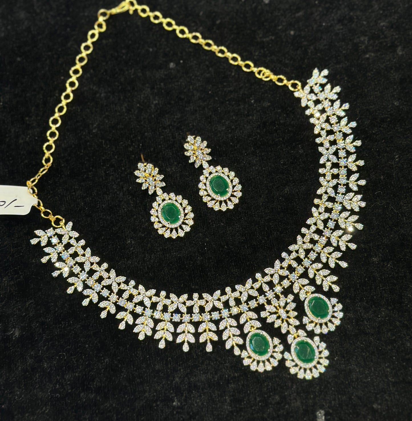 37993 Luxurious Emerald Green Stone Necklace and Earring Set