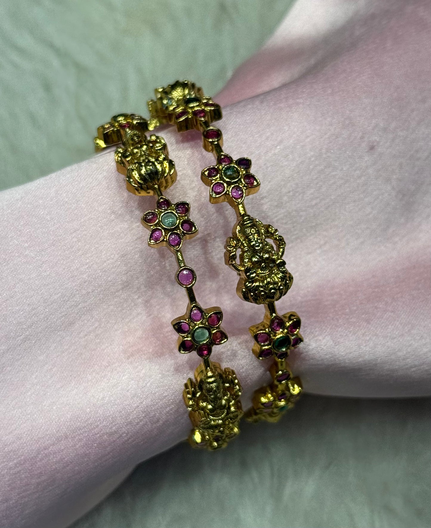 39859 Lakshmi Pota stone bangles with flower pattern