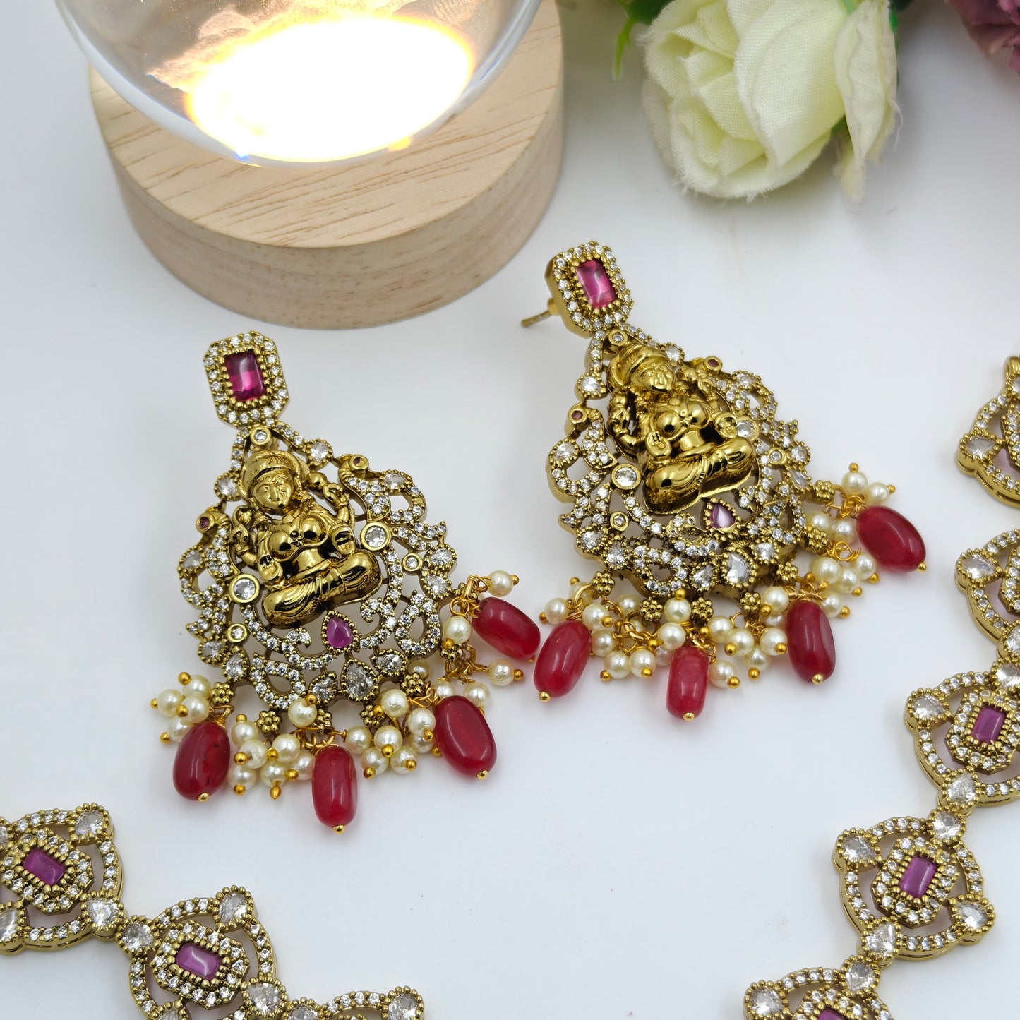 Victorian red short necklace with red beads