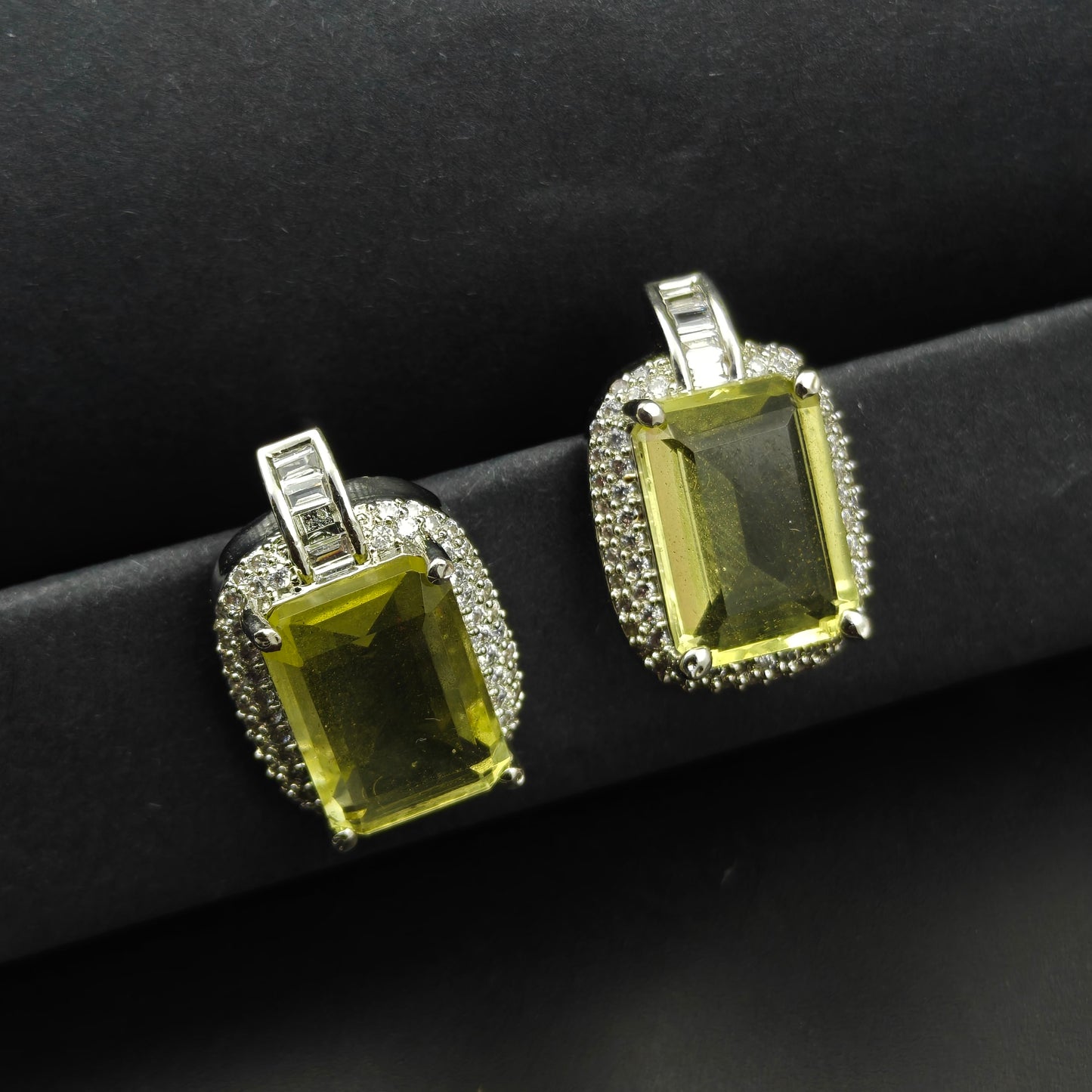 26863 Platinum Square Necklace Parrot Green