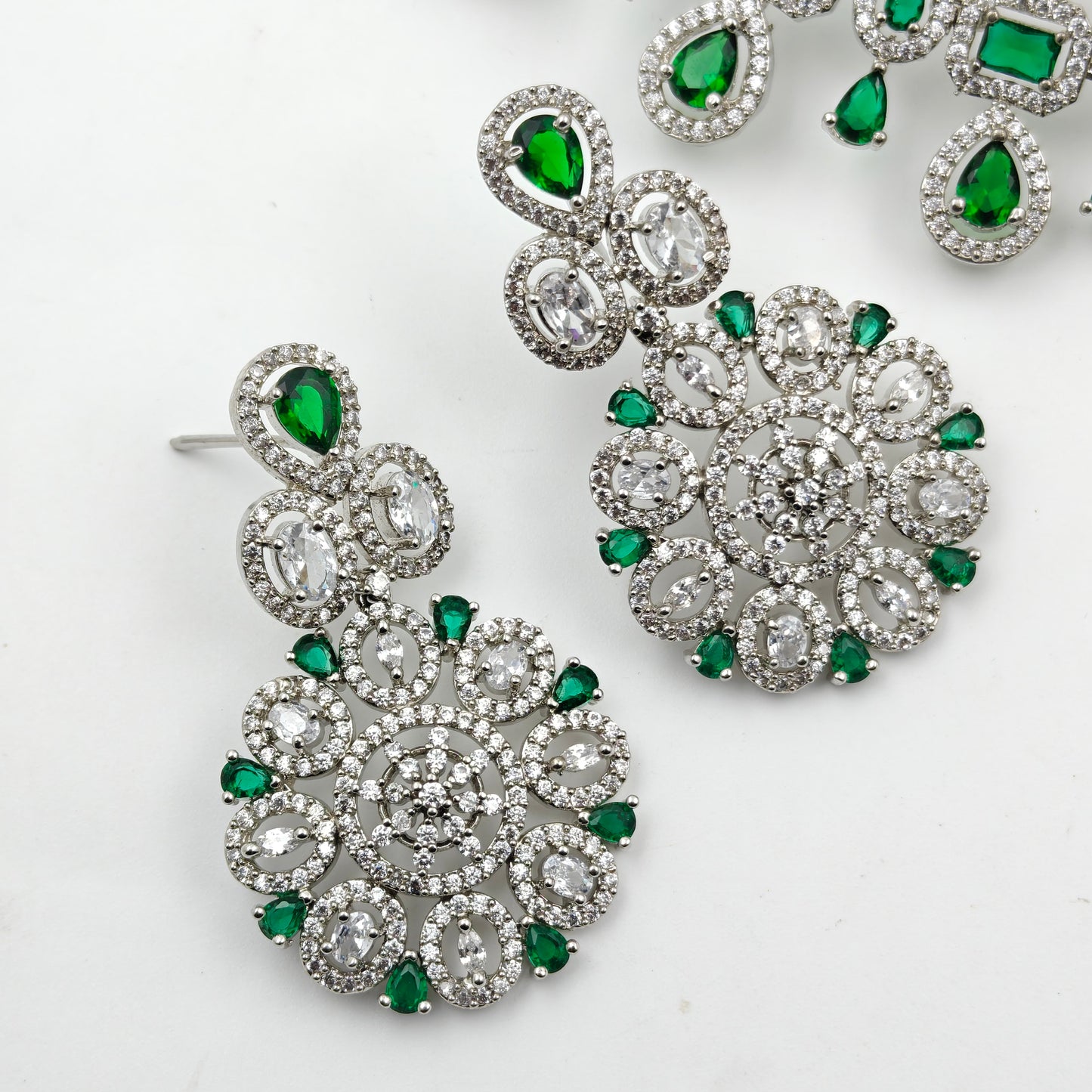 694 White Polish Choker Green Stones