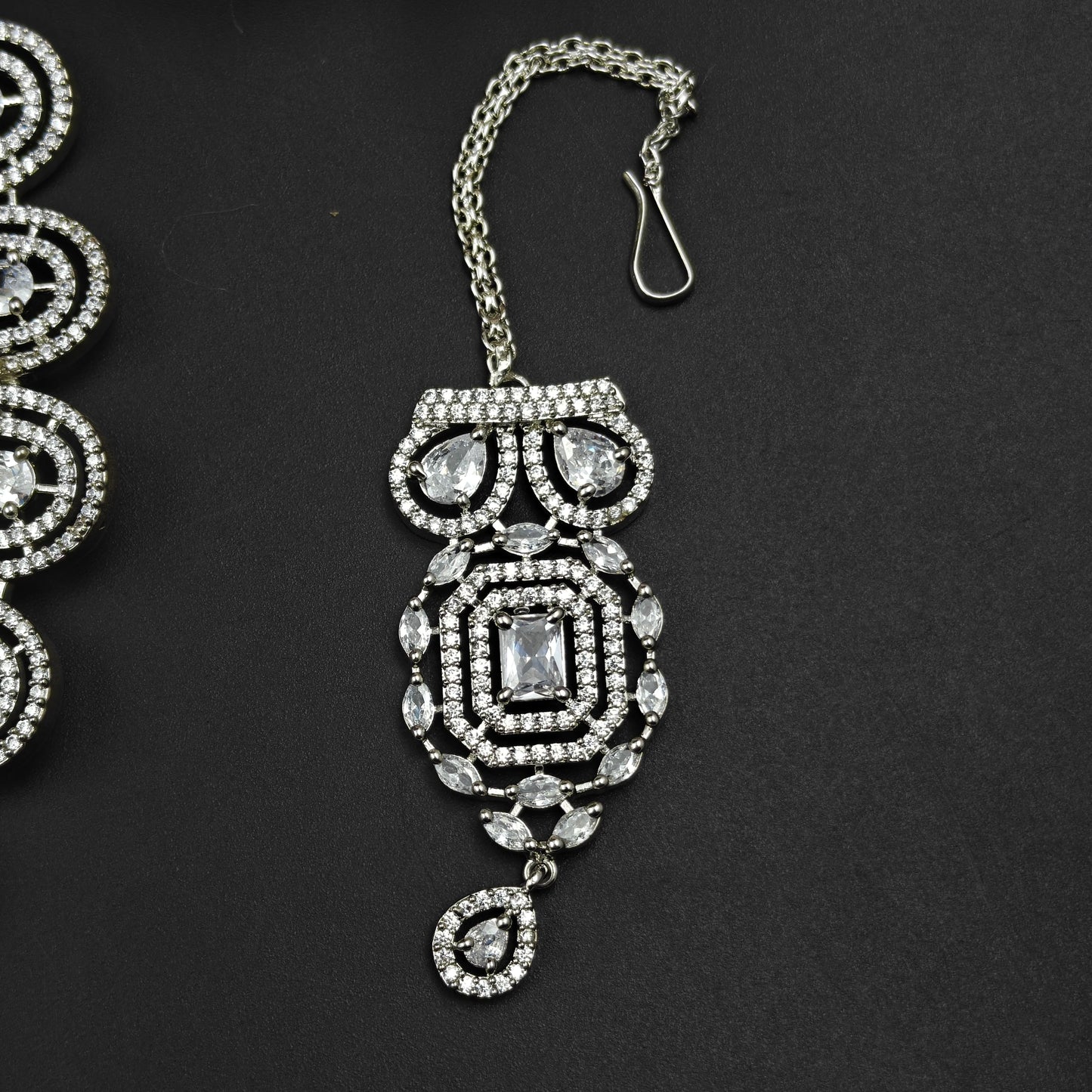 26866 Platinum Neck Choker White