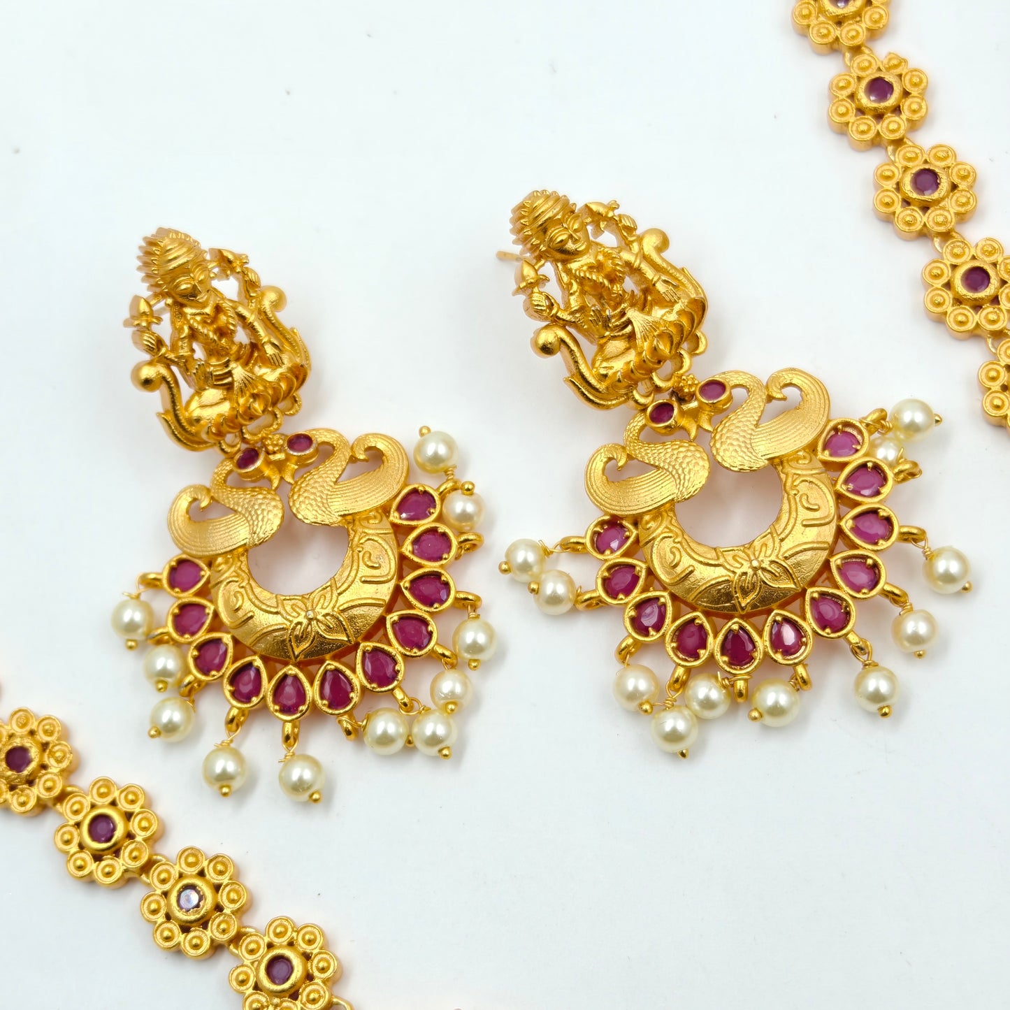 4138 Matte Necklace With Double Peacock Pendent