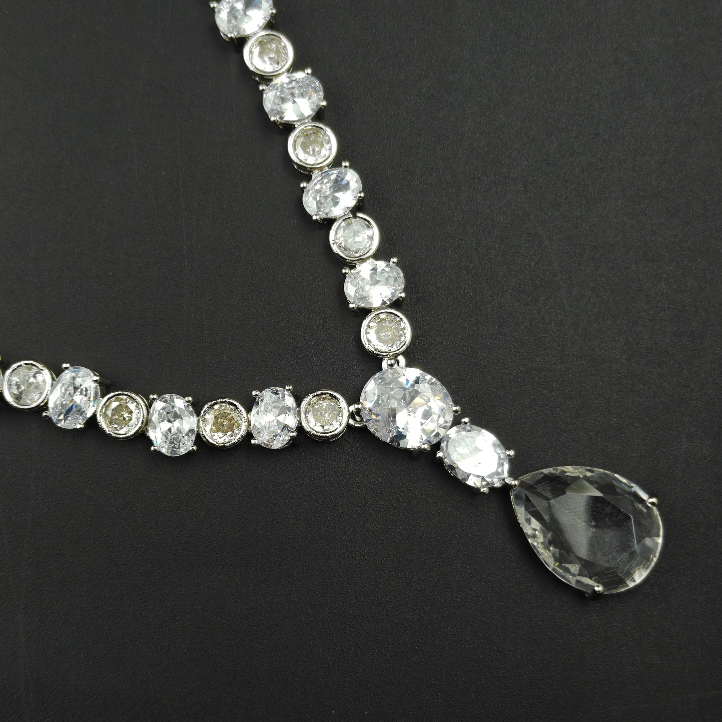 37589 Platinum Necklace Set White