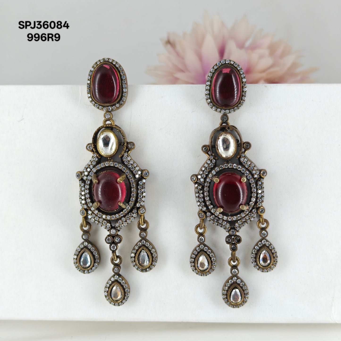 36084 Victorian Hangings Red