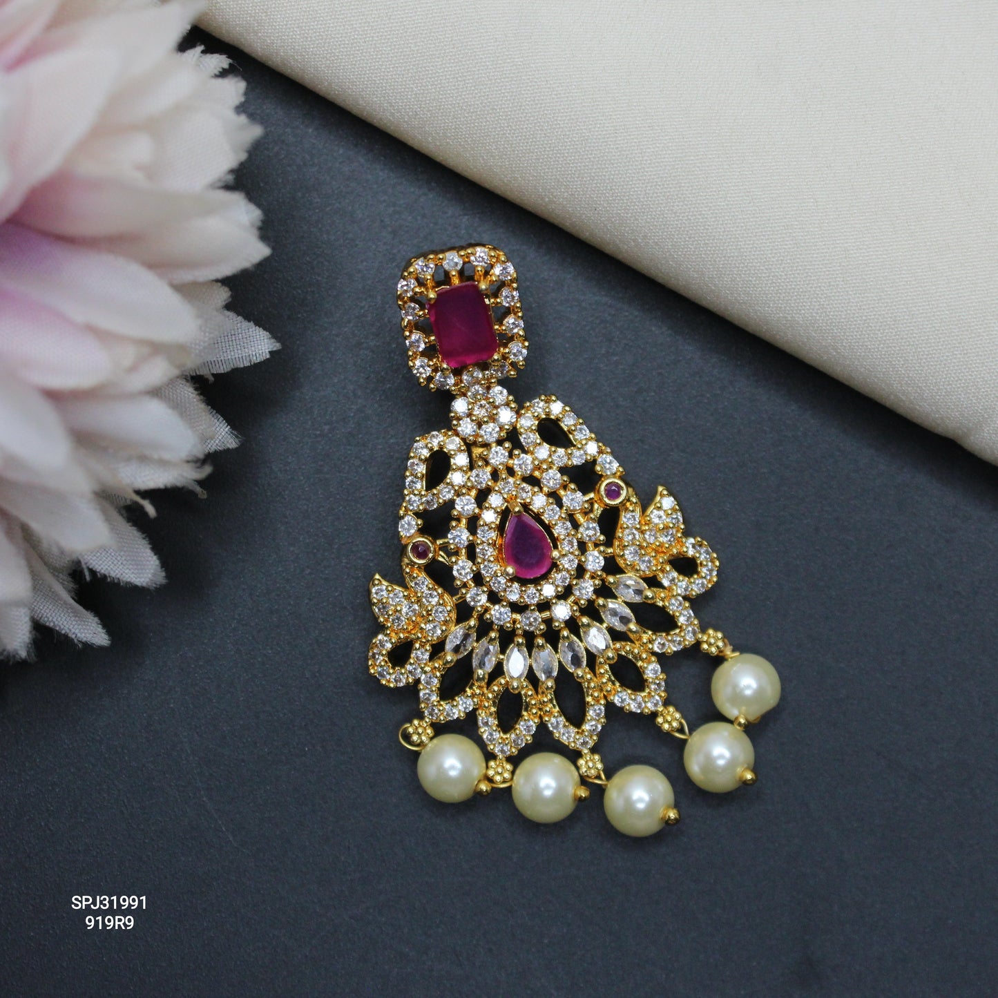 31991 GP Peacock Locket Red With Openable Hook