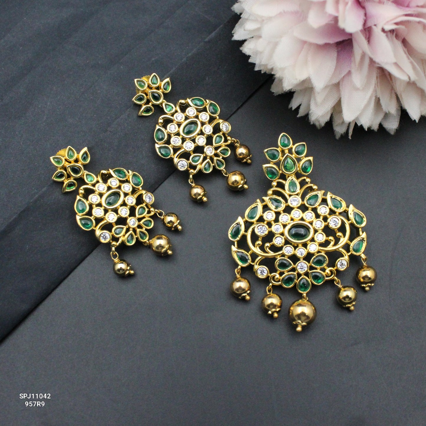11042 Kempu Pendant Golden Balls Green