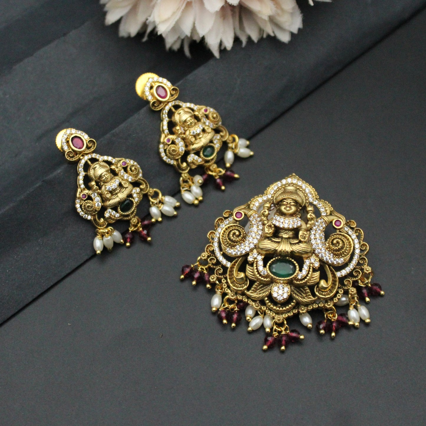 35699 Victorian Laxmi Pendant Set Red Beads