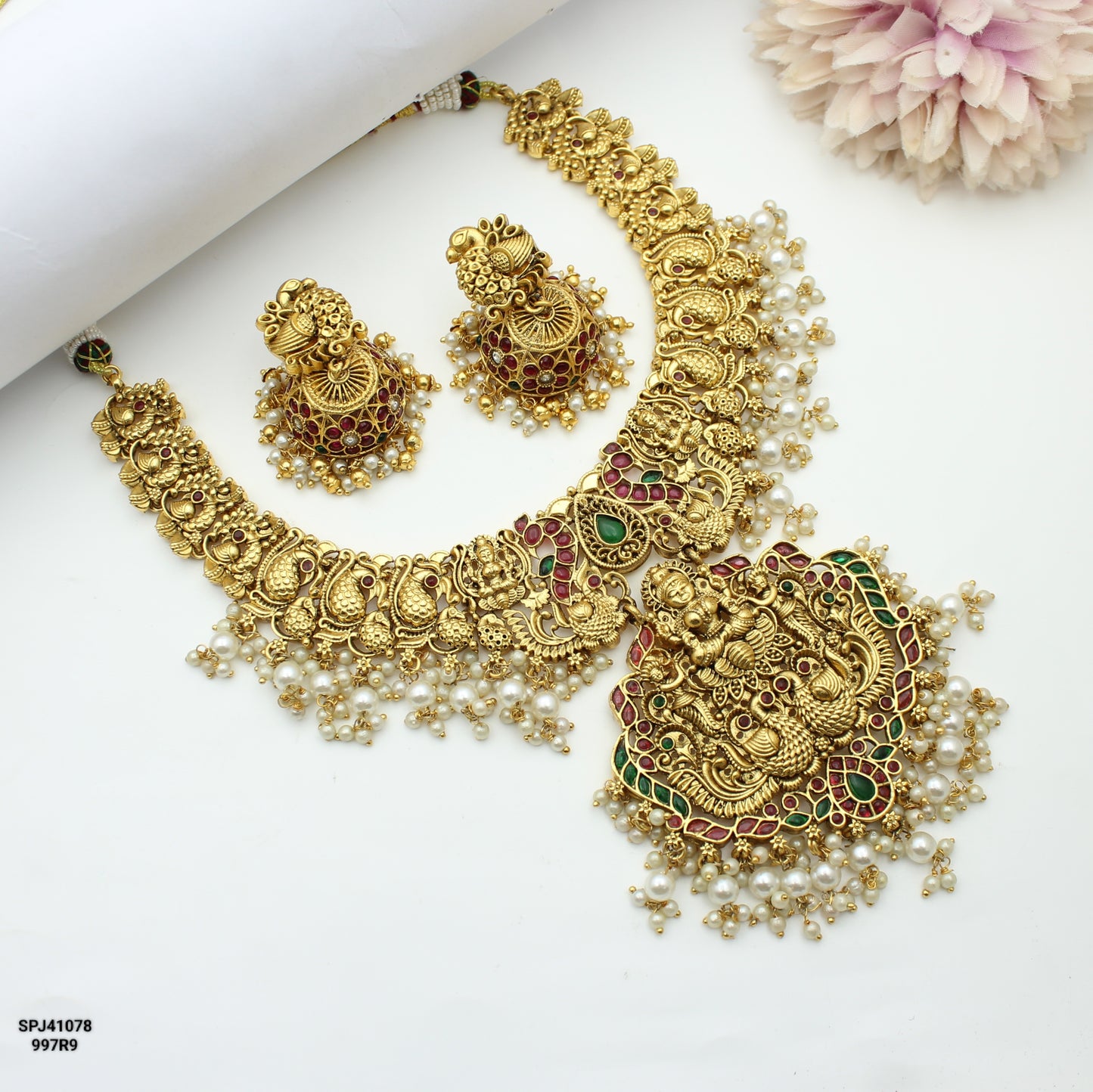 Nakshi Laxmi Pota Stone Short Necklace Multi
