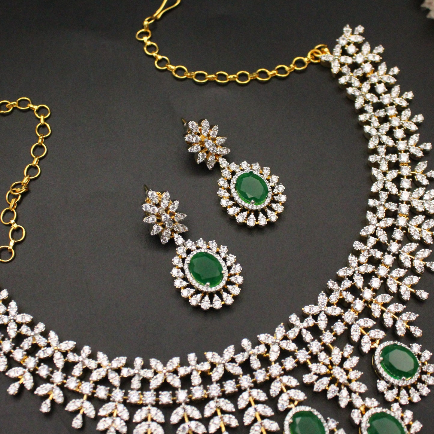 42235 GH Green Short Fancy Necklace Set With Push Back Earrings