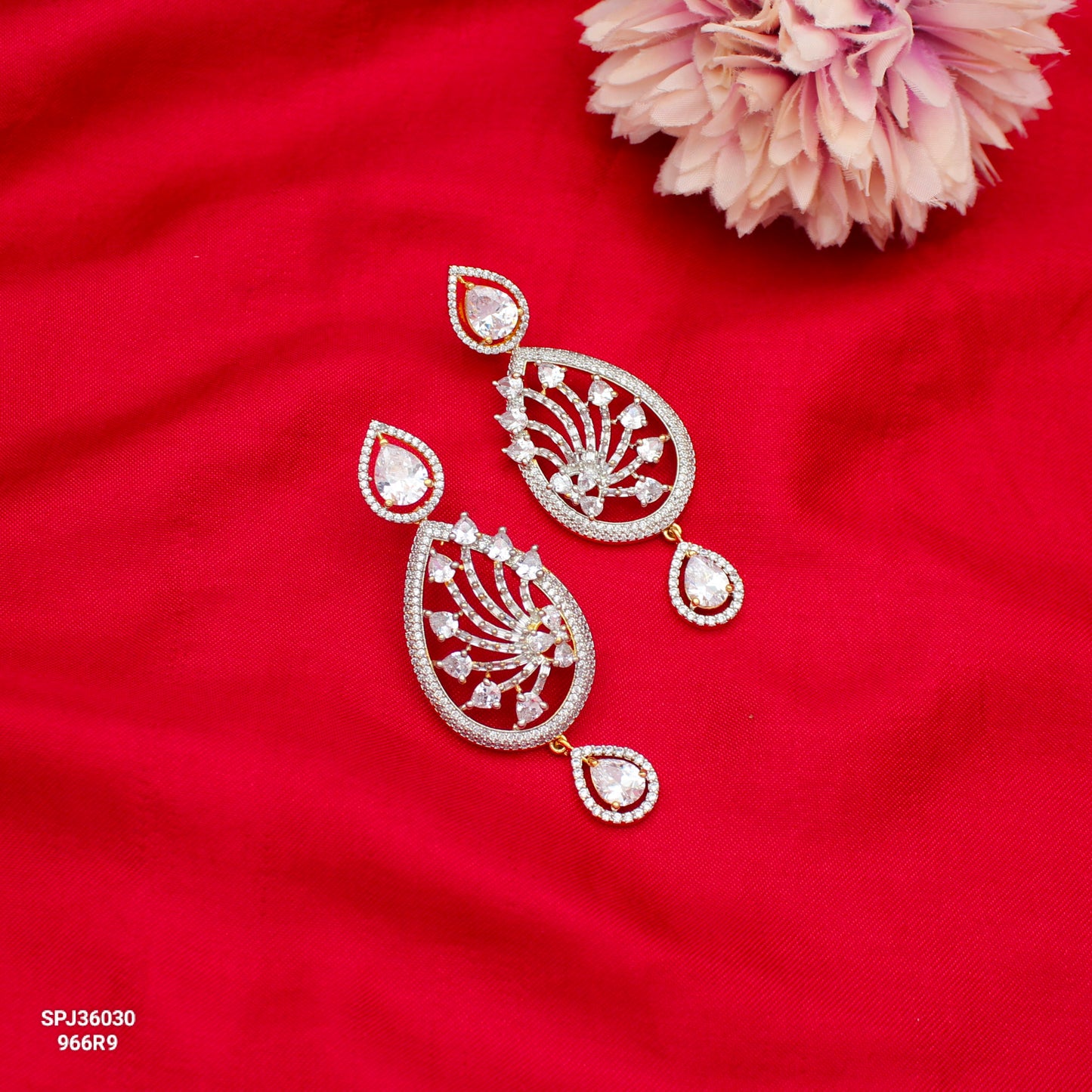 36030 GJ Earrings White