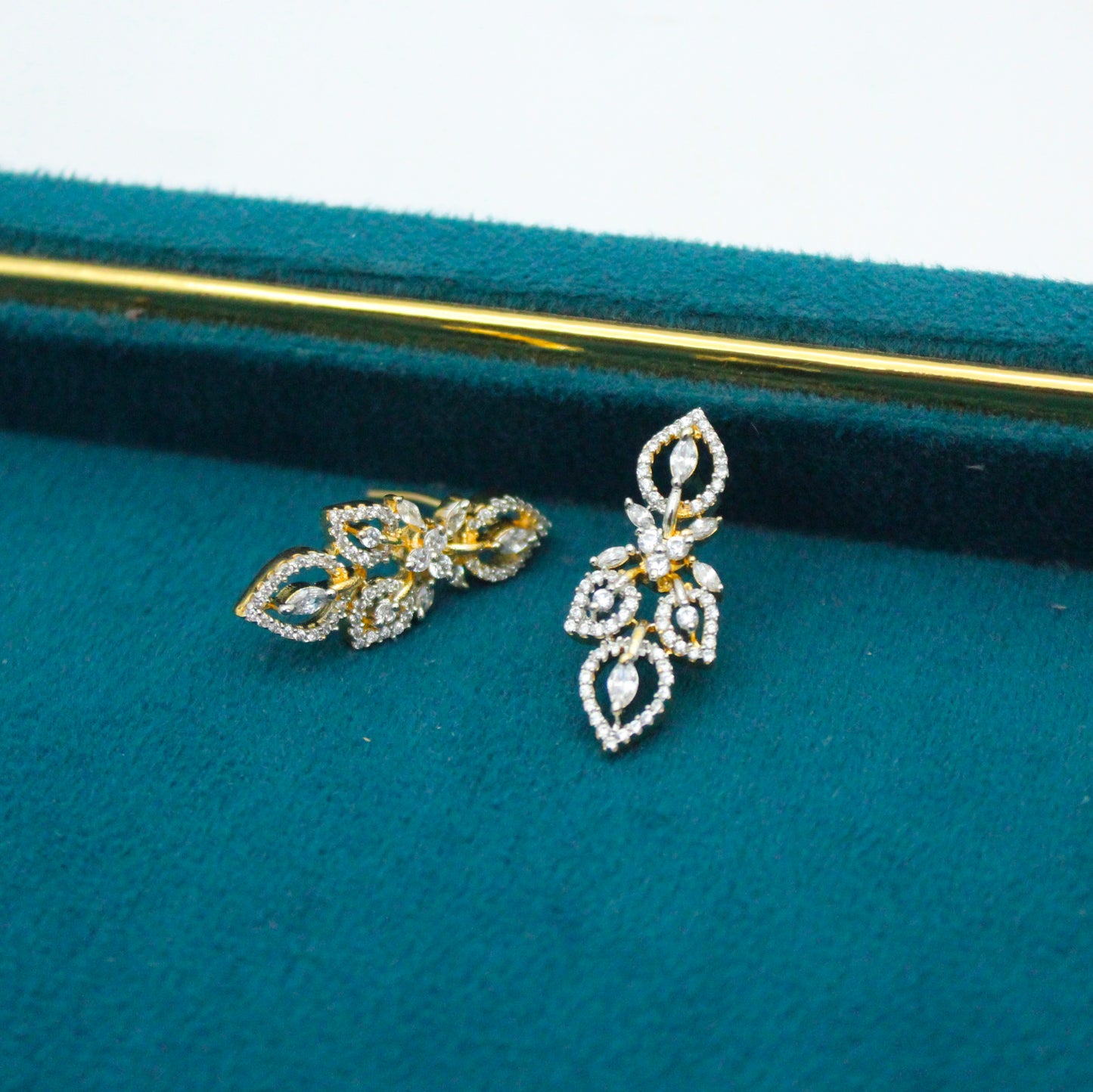 42514 Diamond Look Full White Fancy Short Necklace