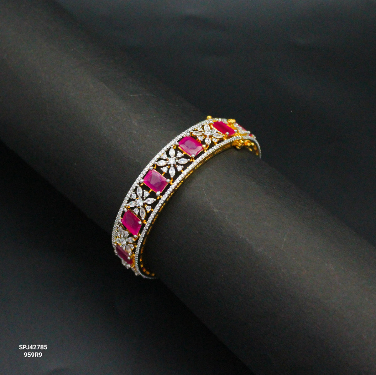 42785 GJ Openable 1 Piece Red Bangle