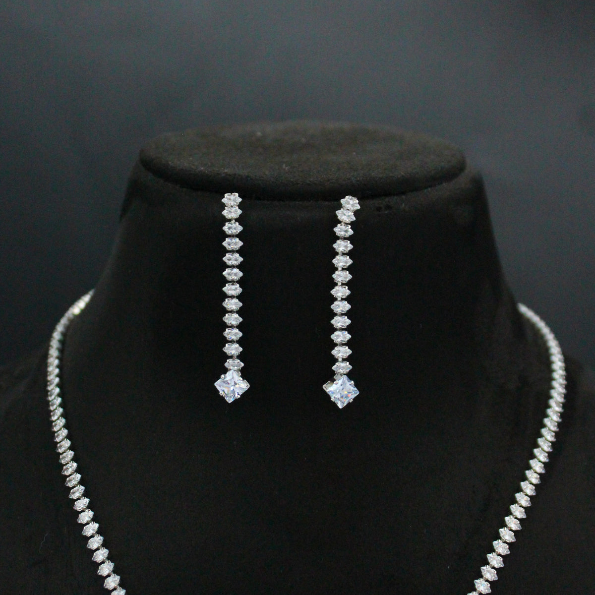 6660 Platinum Simple Light Weight Short Necklace Set With Push Back Earrings Full White