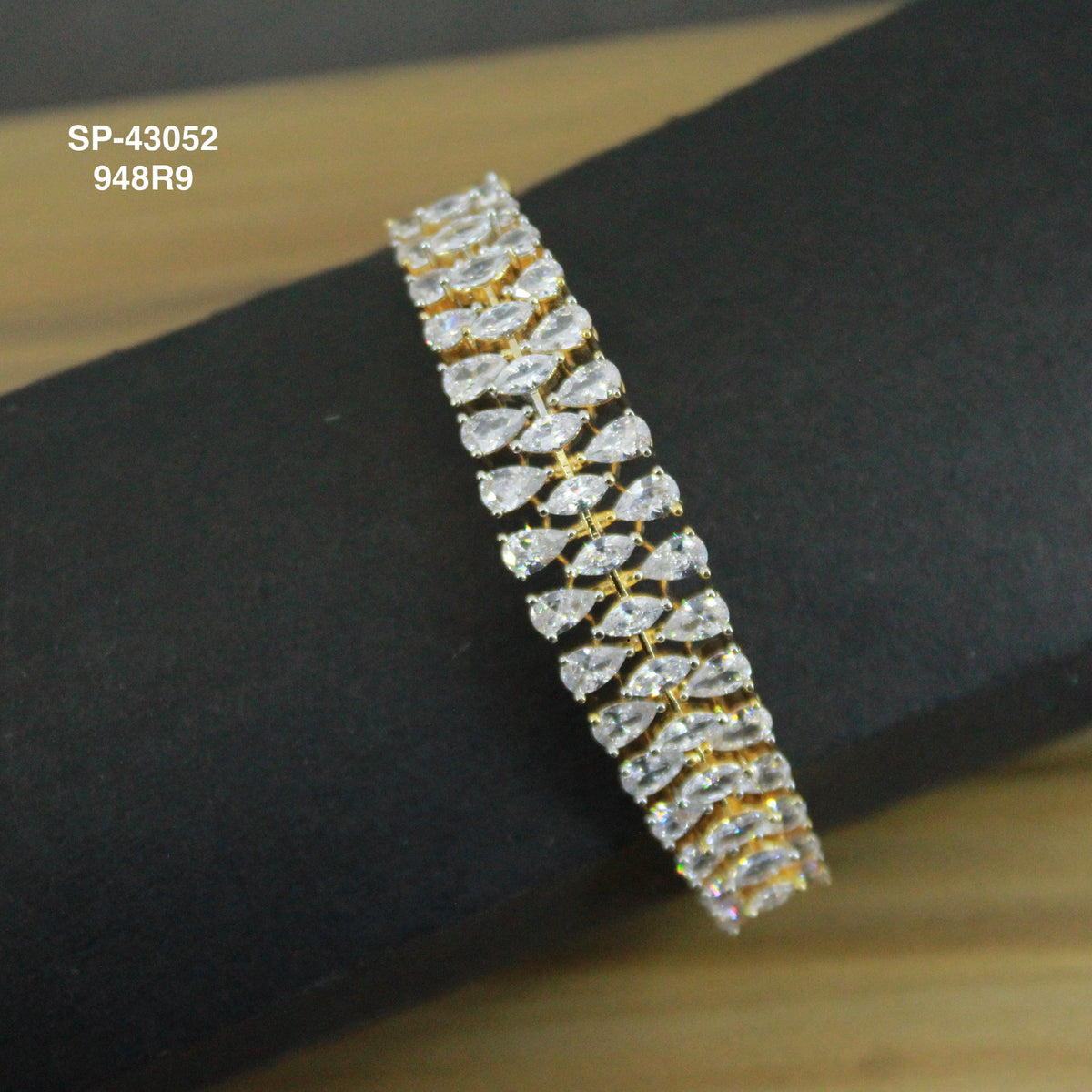 GJ Diamond look a like uncut stone elegant Openable bracelet 43052