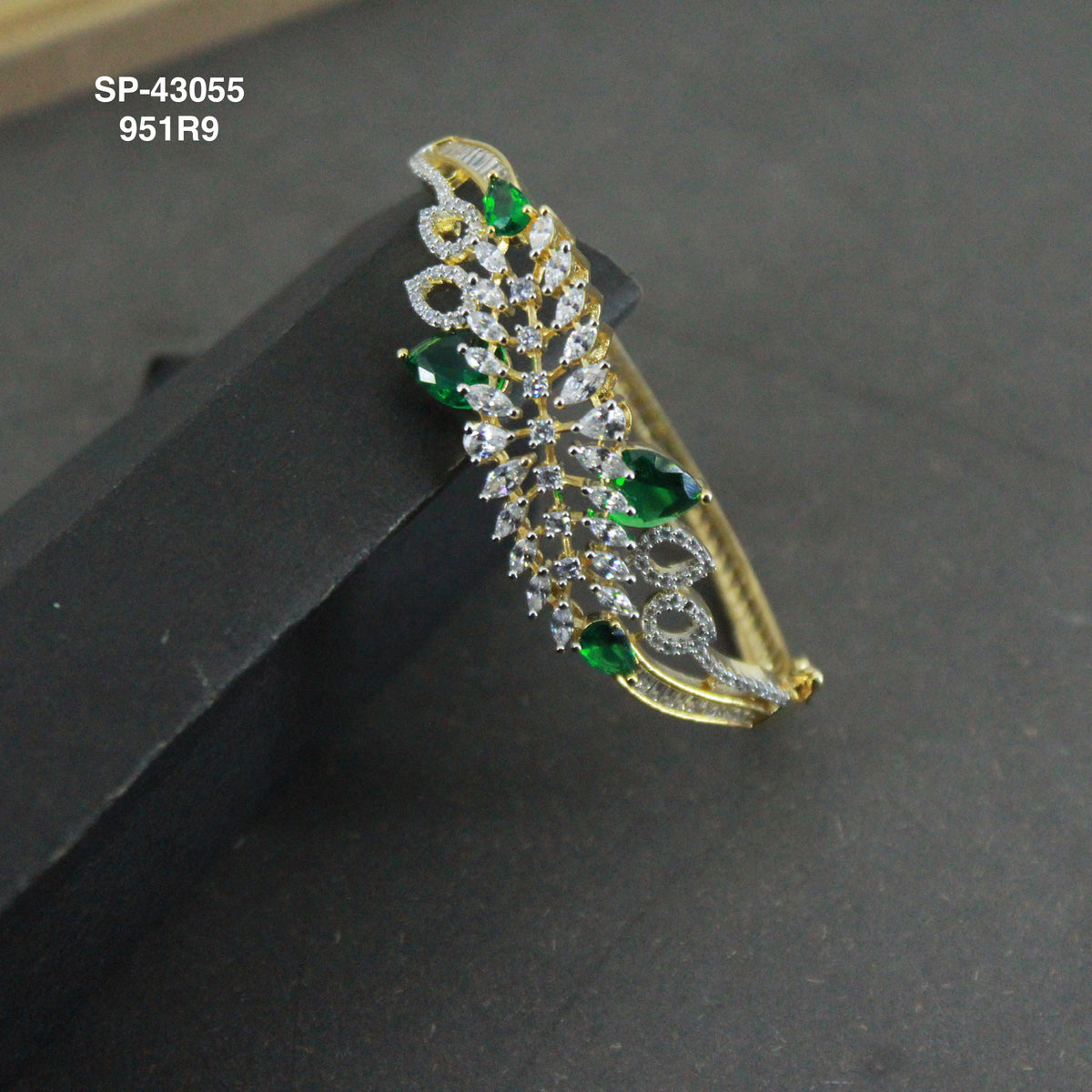 GJ floral pattern green stone beautiful bracelet 43055