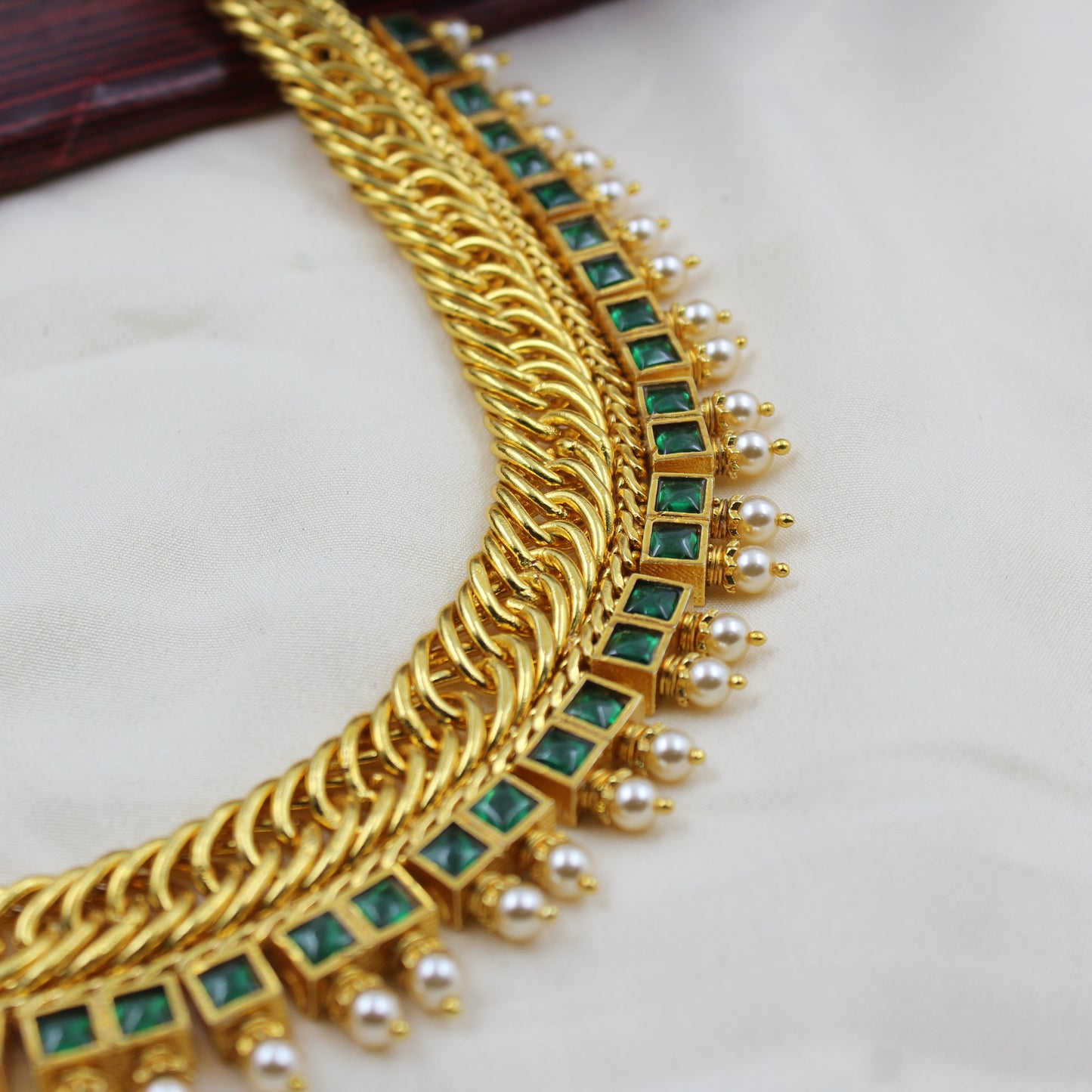 39243 Jadau short necklace in jalebi pattern