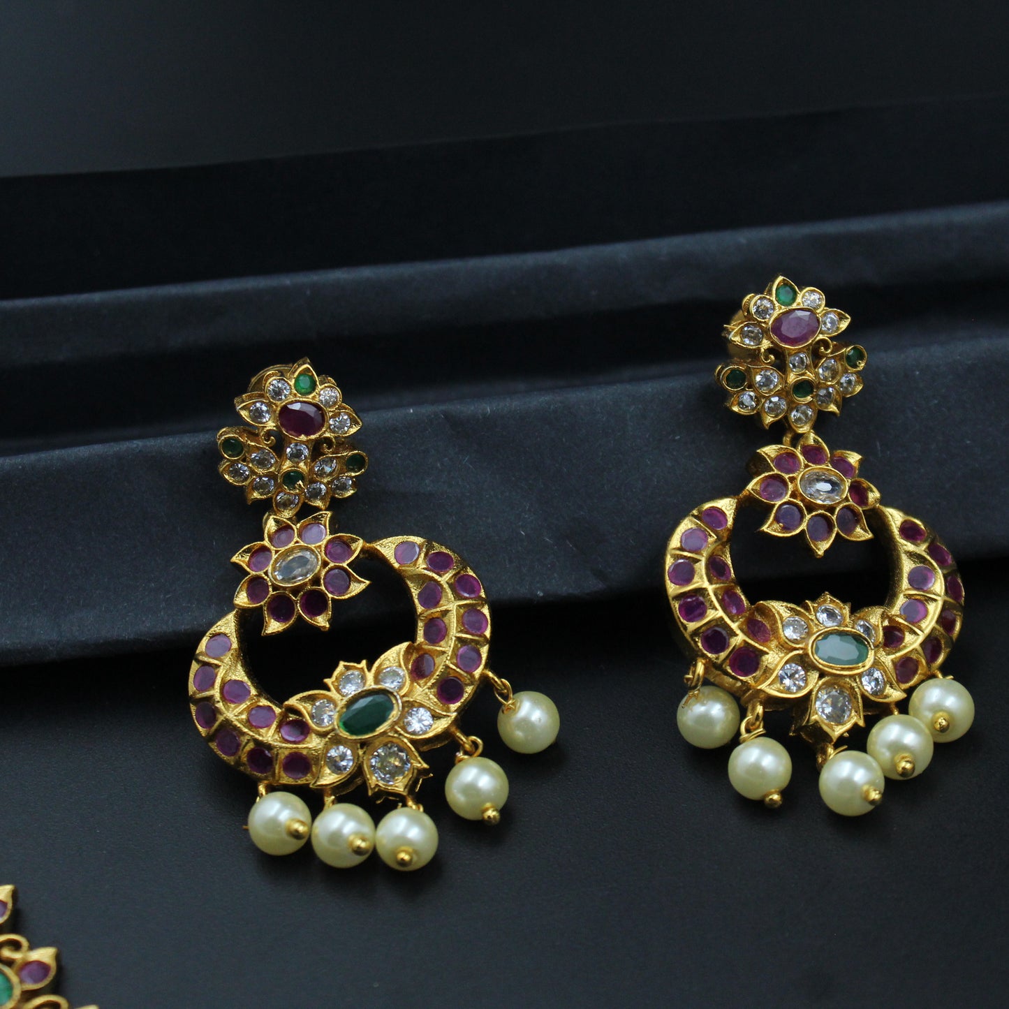 2281 Kempu Stone matte short necklace with screwback earrings