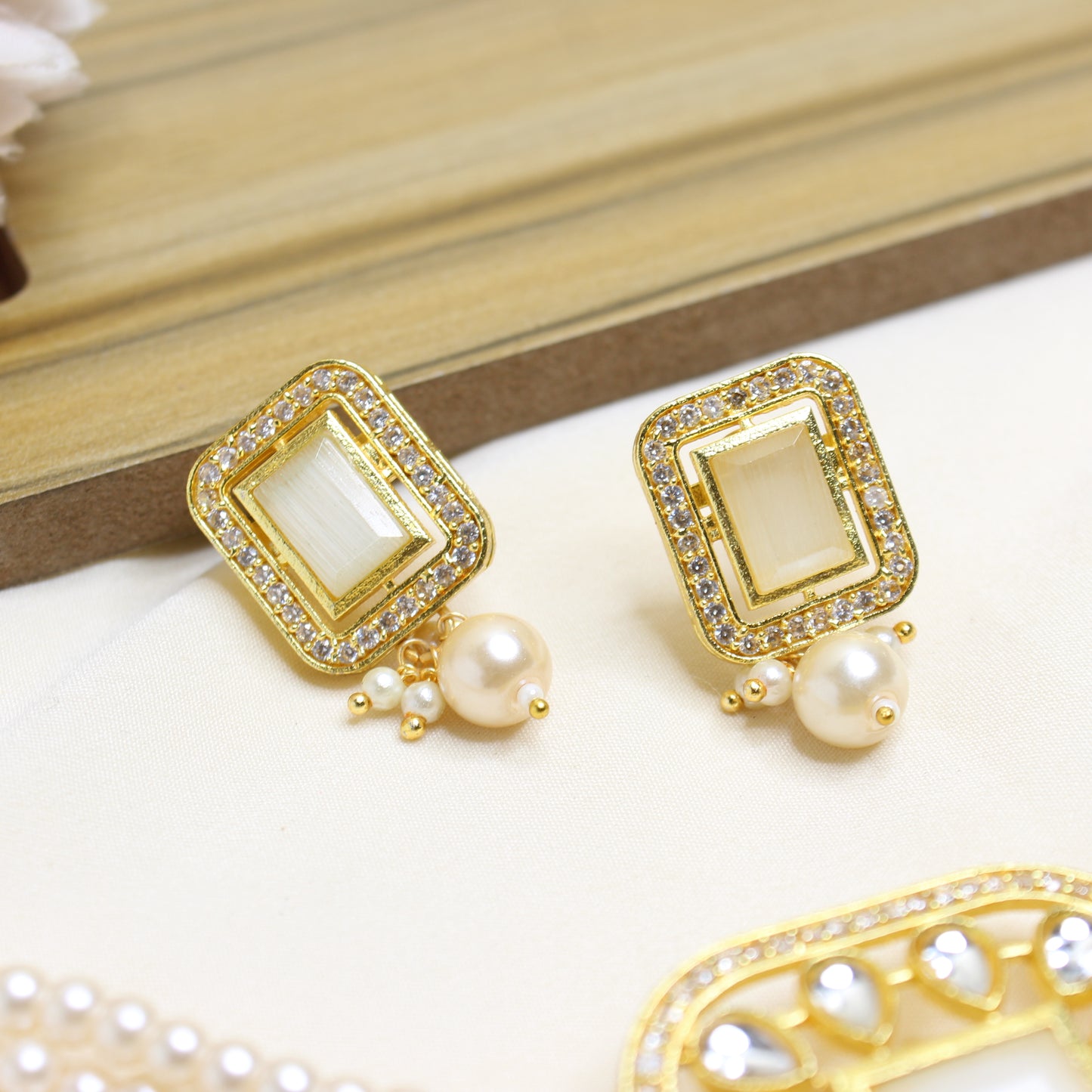 10528 pearls Kundan Locket Choker