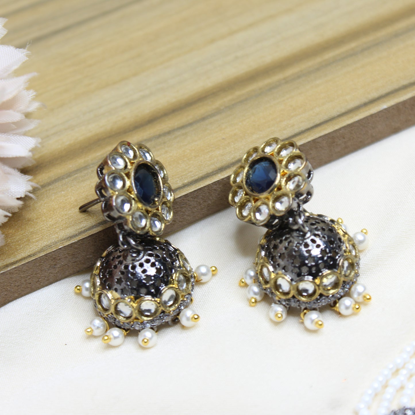 3426 Black Metal Pearl Choker Blue