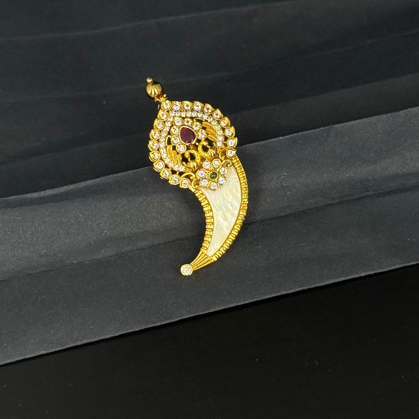 24525 Single tiger nail