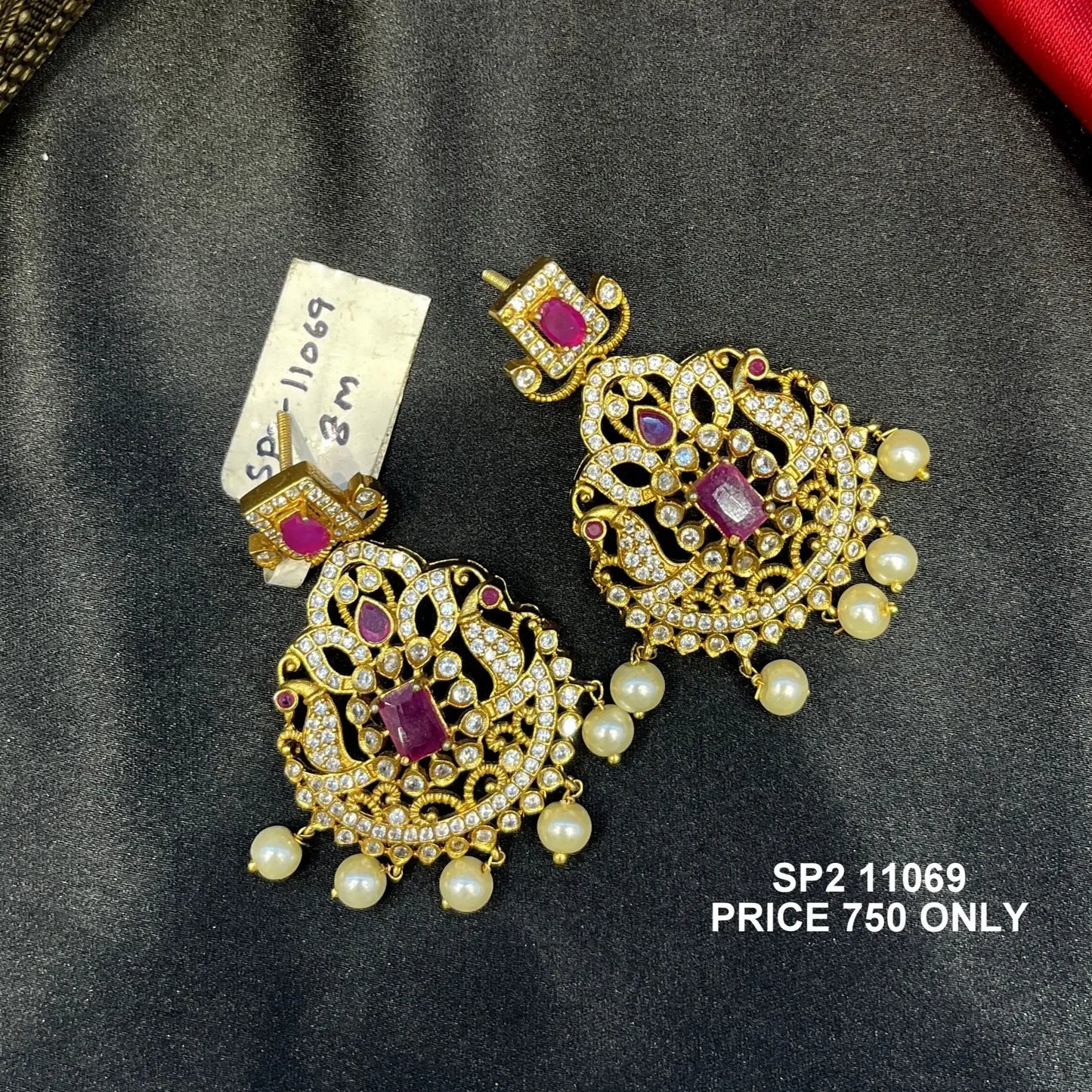 11069 Chandbali with screwback