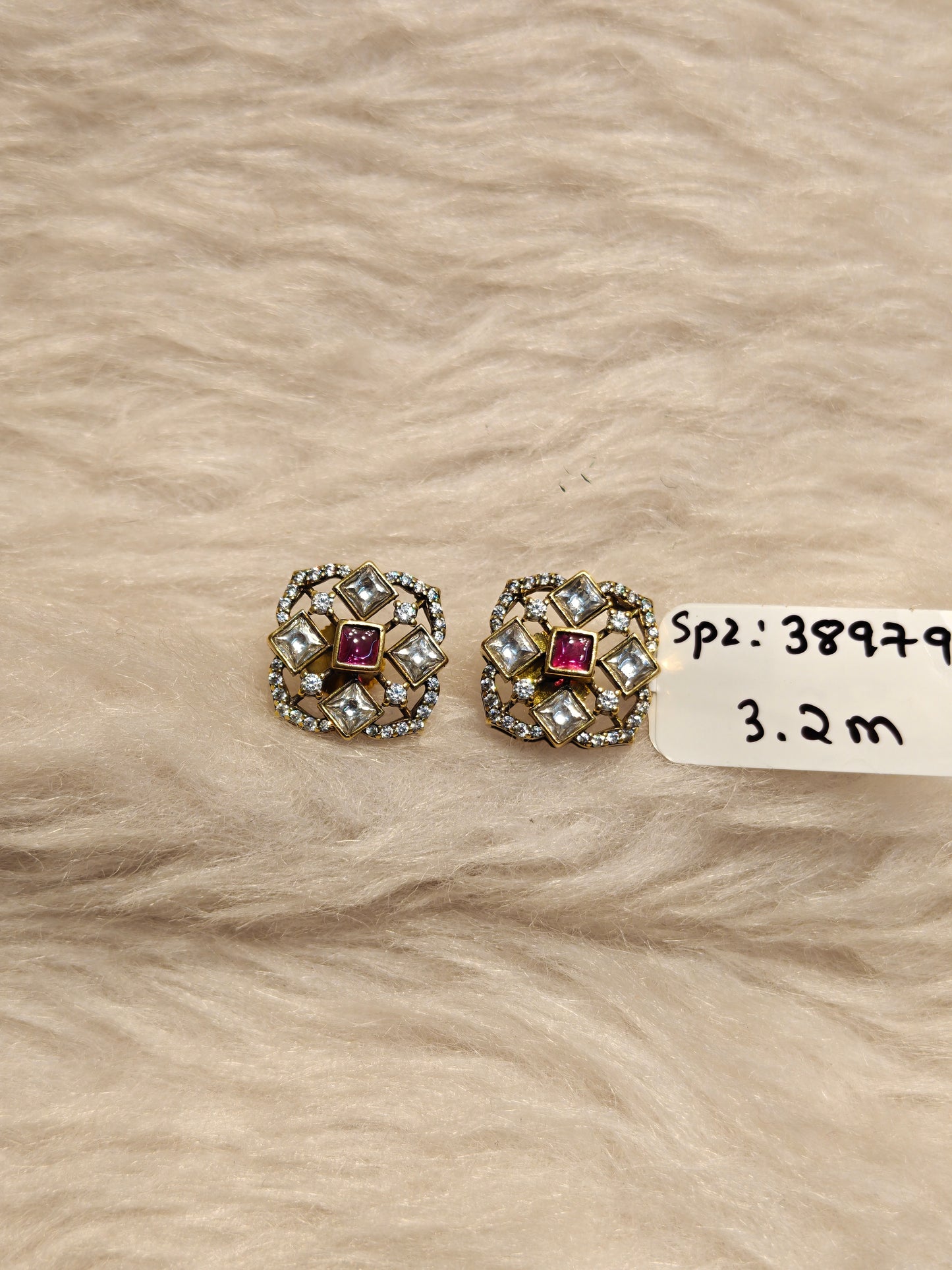 38979 Victorian square red studs