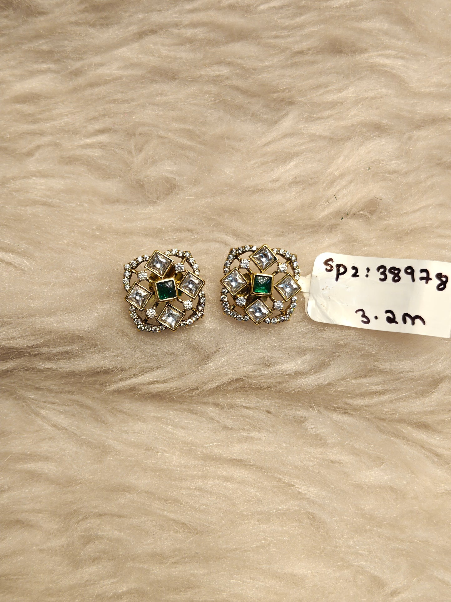 38978 Victorian square green studs