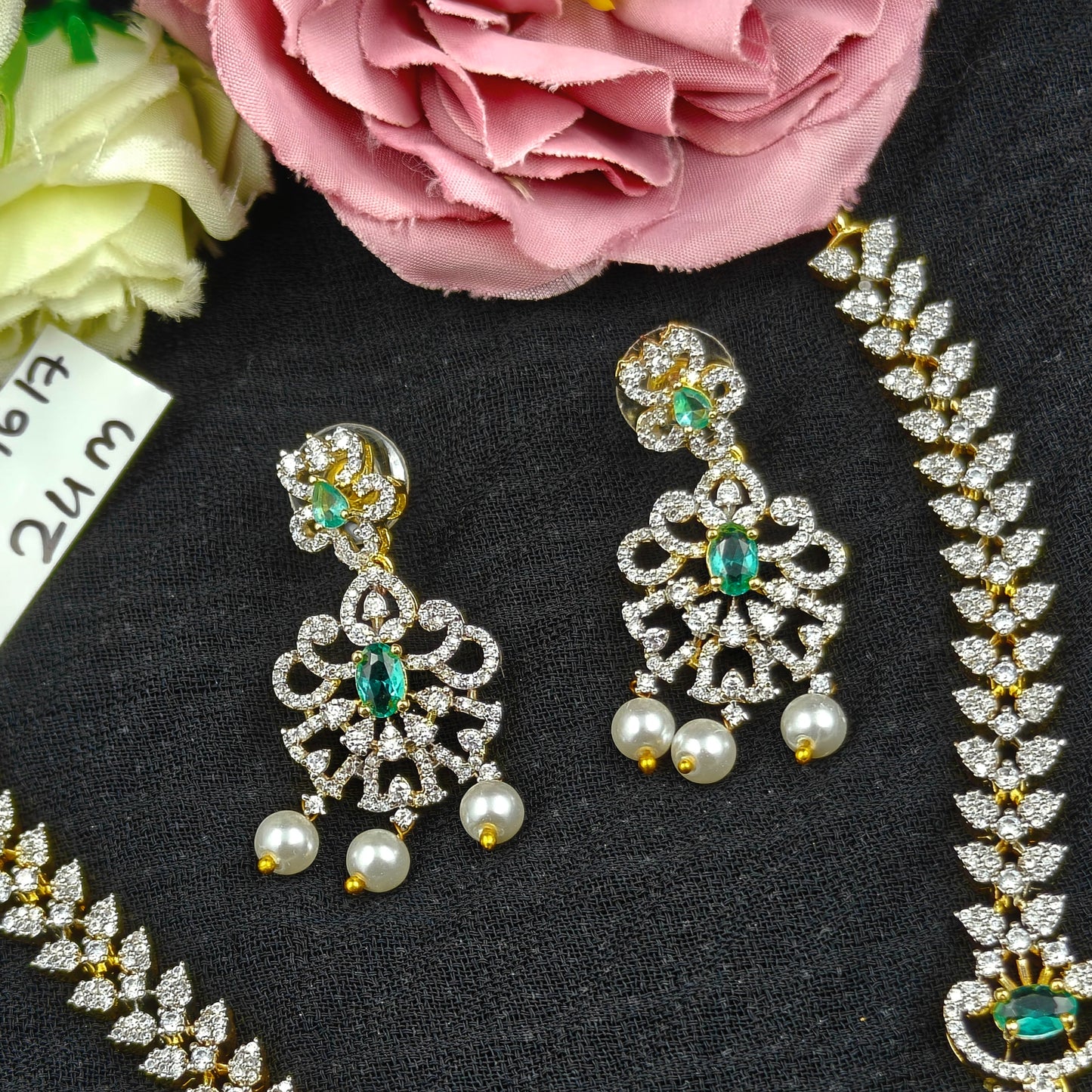 39617 Real Diamond Look detachable short necklace with emeralds