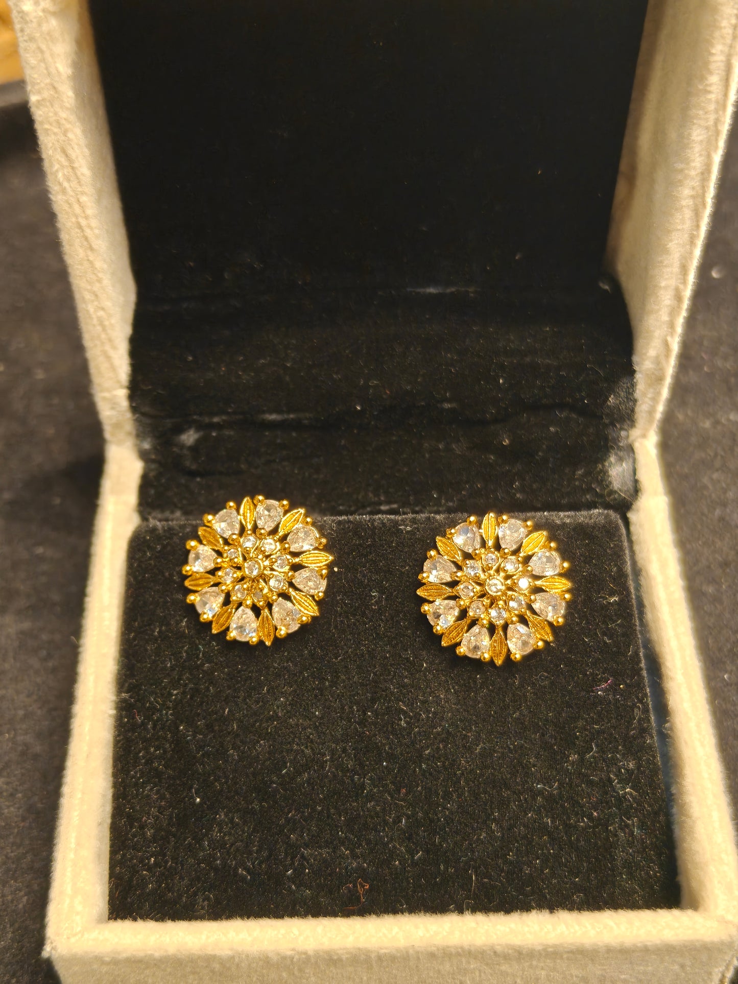 38380 matte white studs