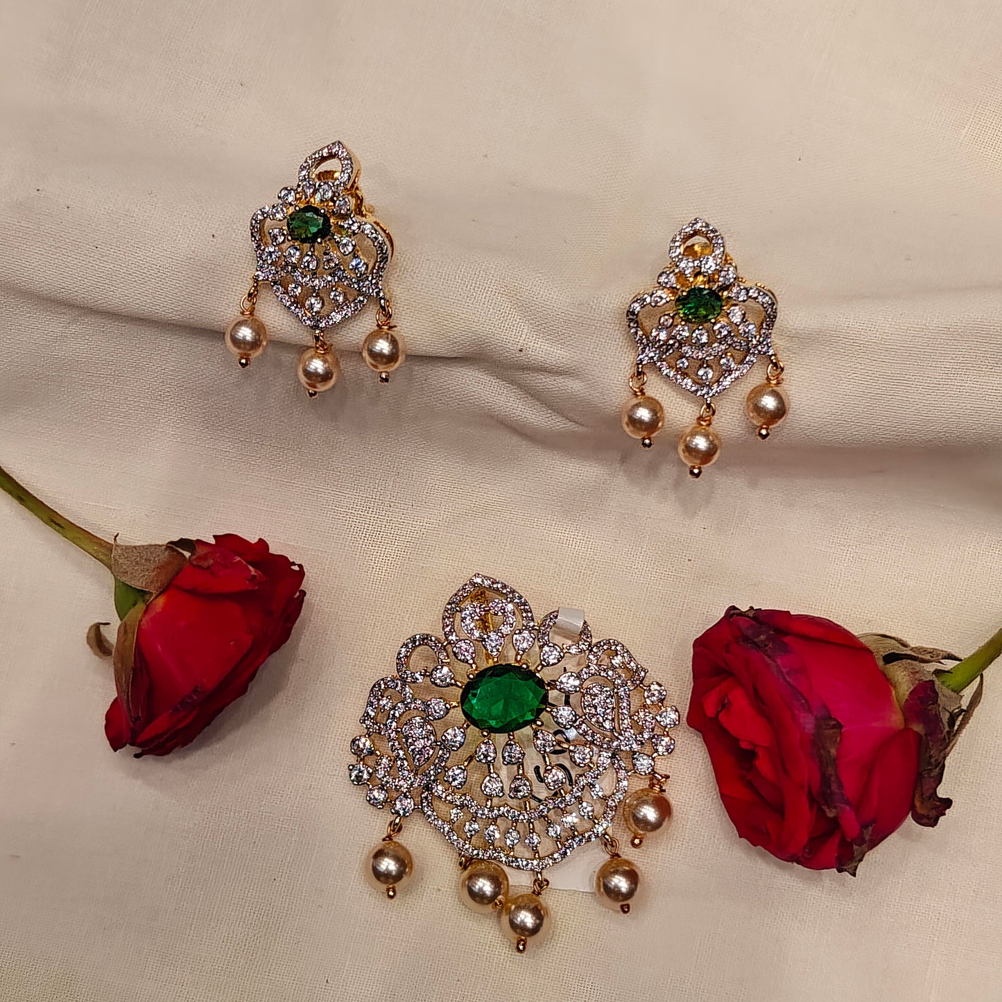 39958 Diamond look pendent set