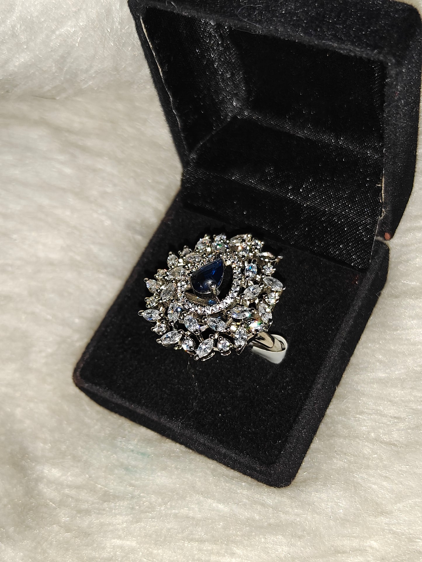 27248Platinum blue finger ring