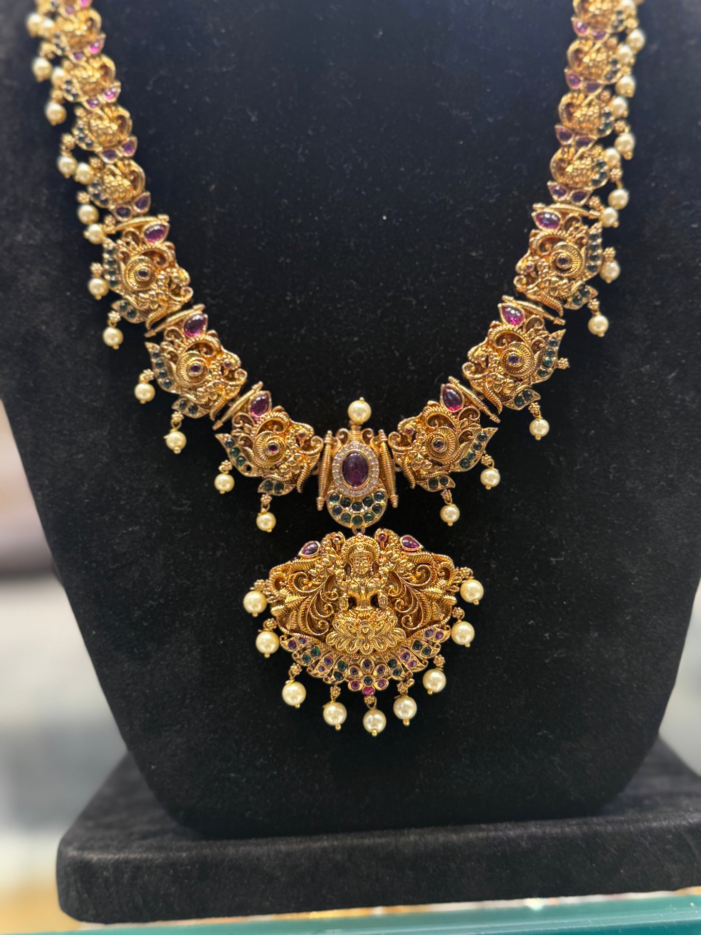 29424 Lakshmi along Necklace with Butta earrings