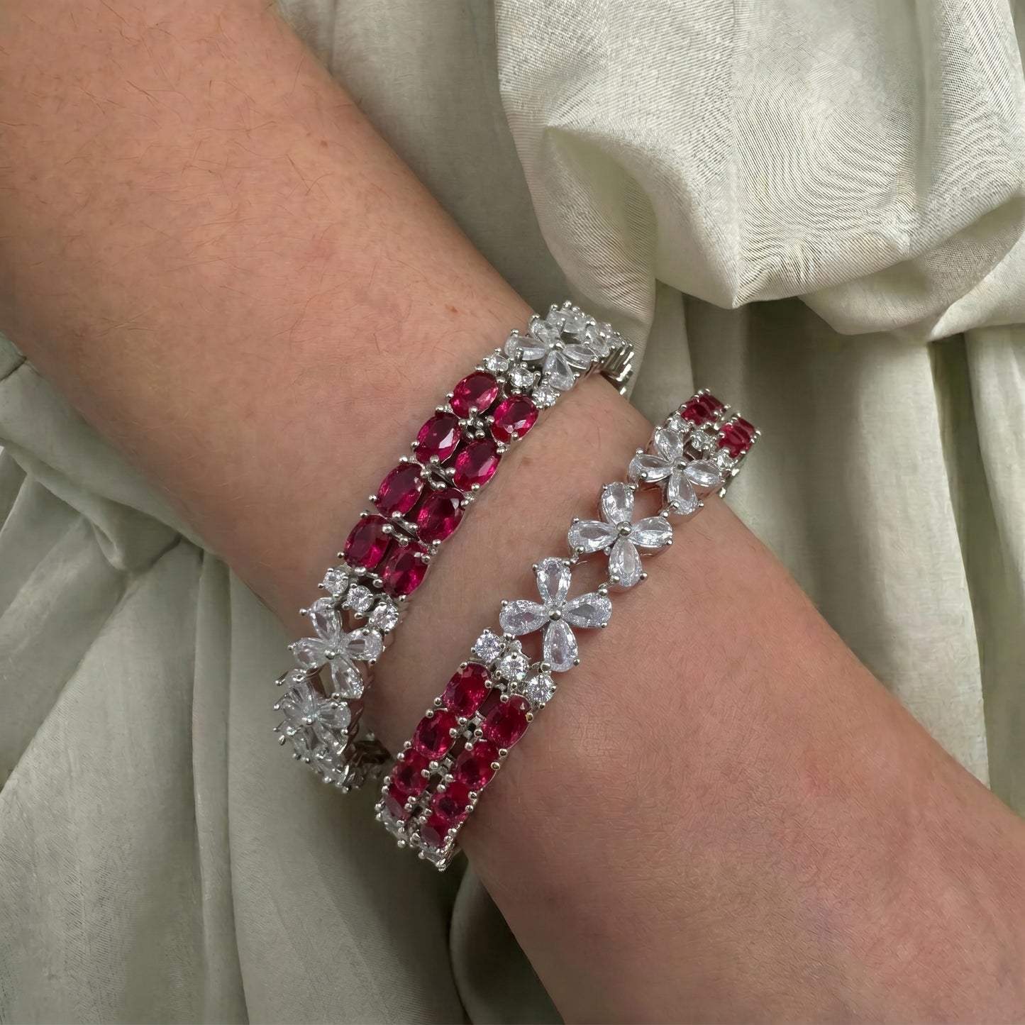 12937 platinum red stone with flower pattern bangle